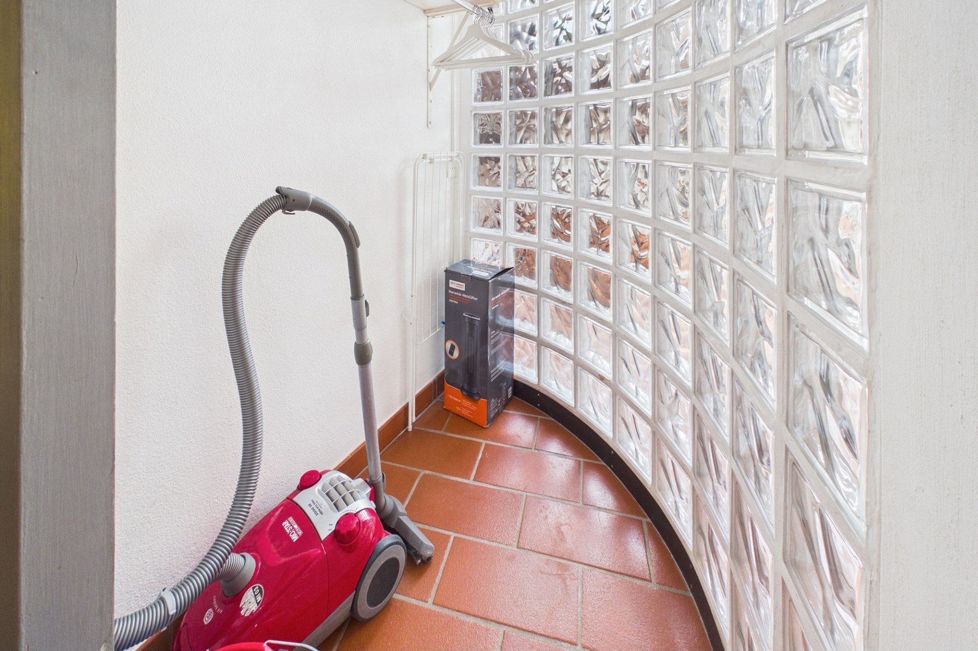 Heller Hausflur mit Staubsauger