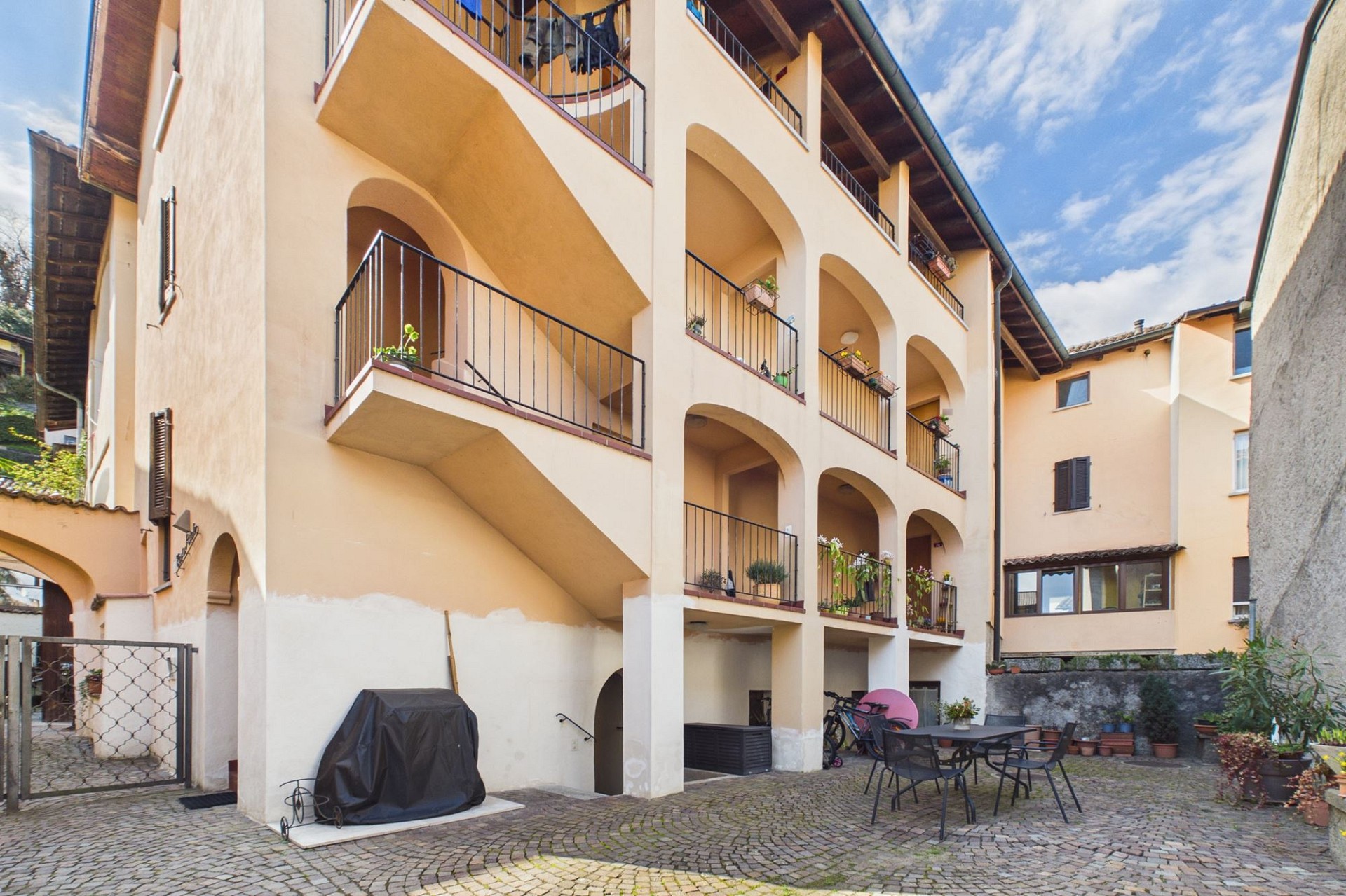 Innenhof mit mediterranem Mehrfamilienhaus