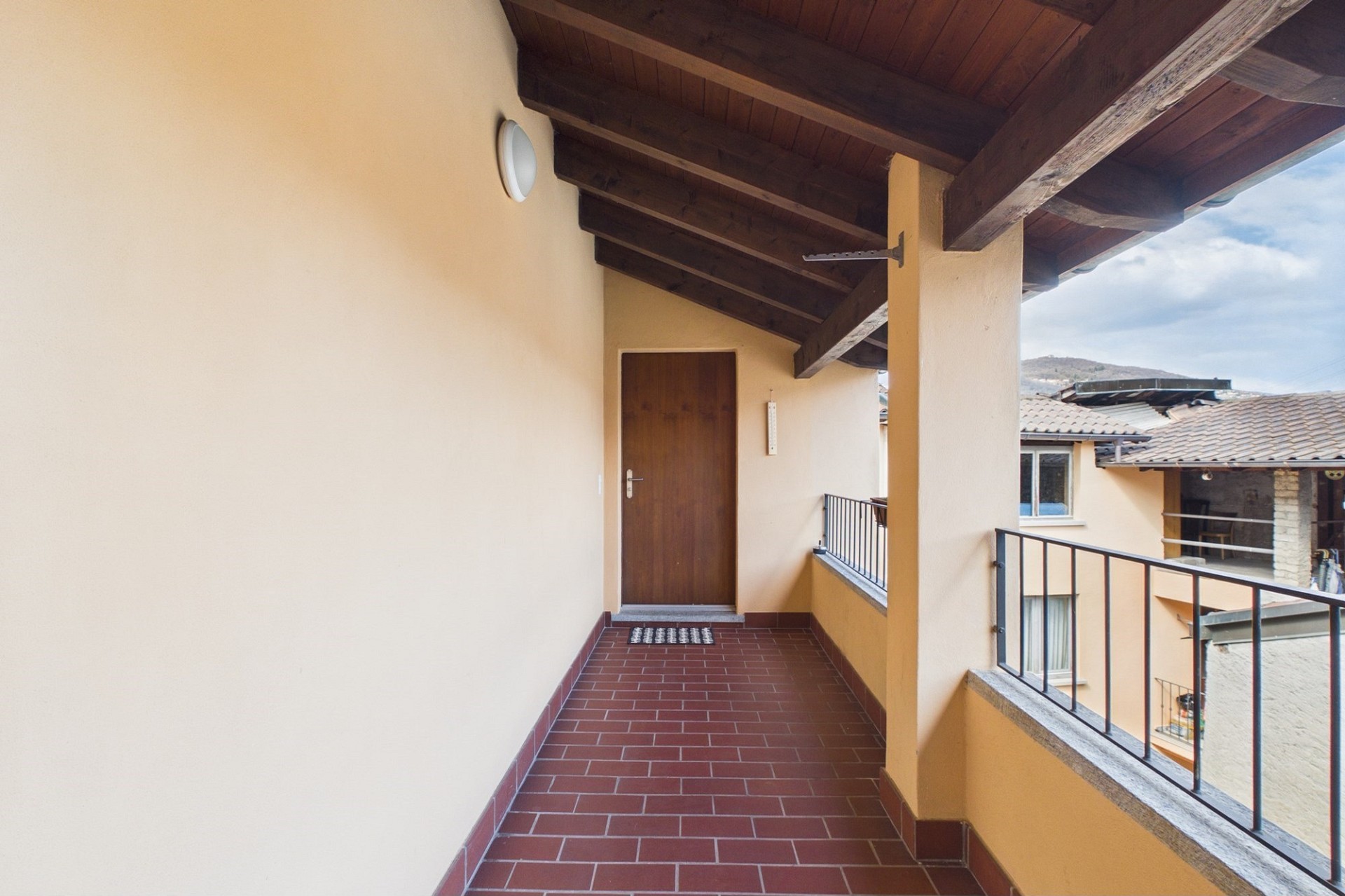 Überdachter Balkon/Gang mit Zugangstür