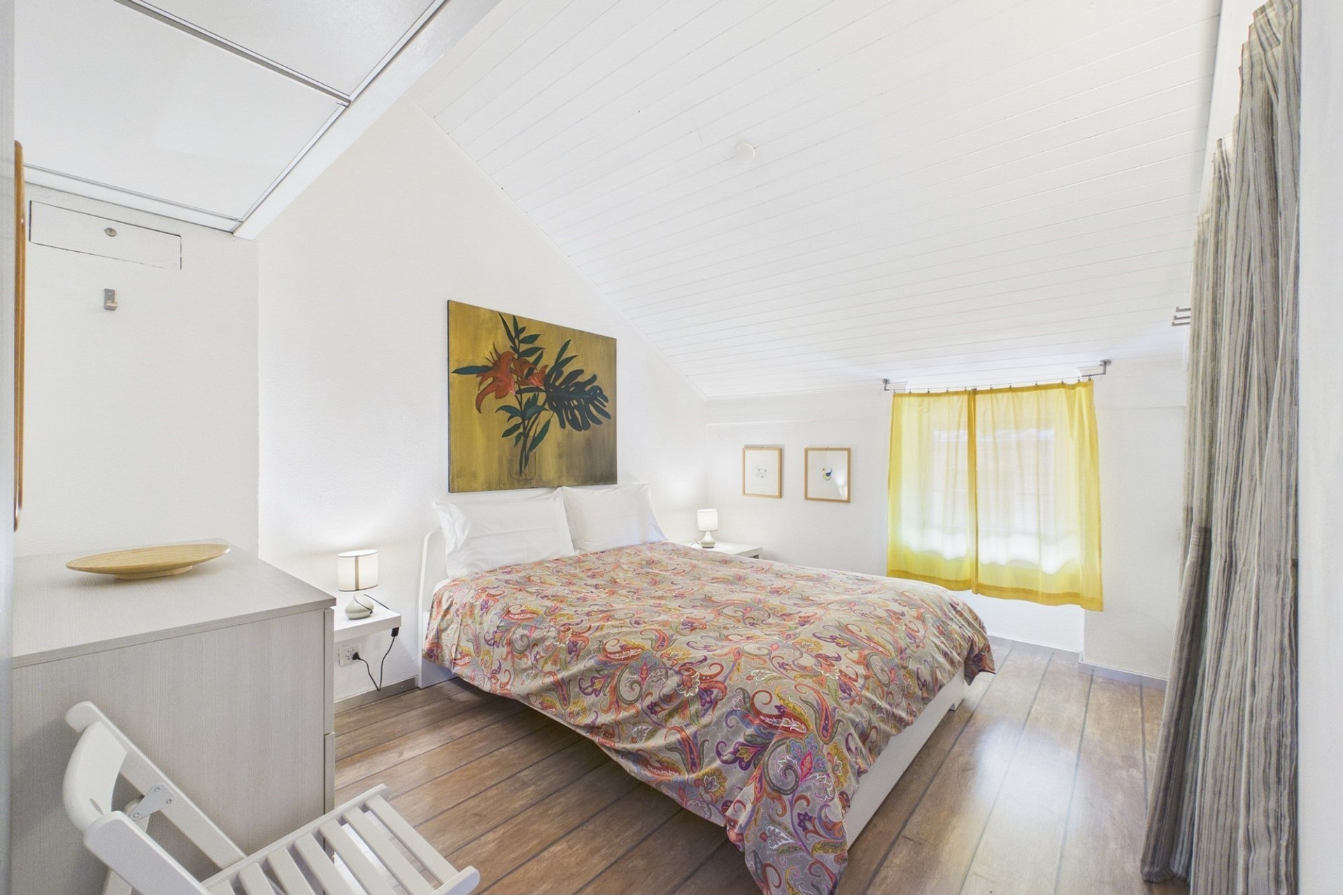 Helles Schlafzimmer unter Schrägdach
