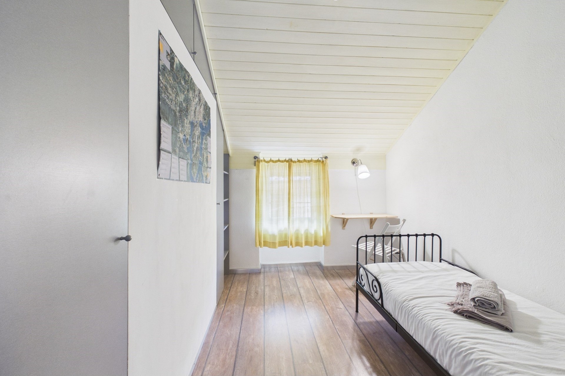 Schmales Schlafzimmer unter der Dachschräge