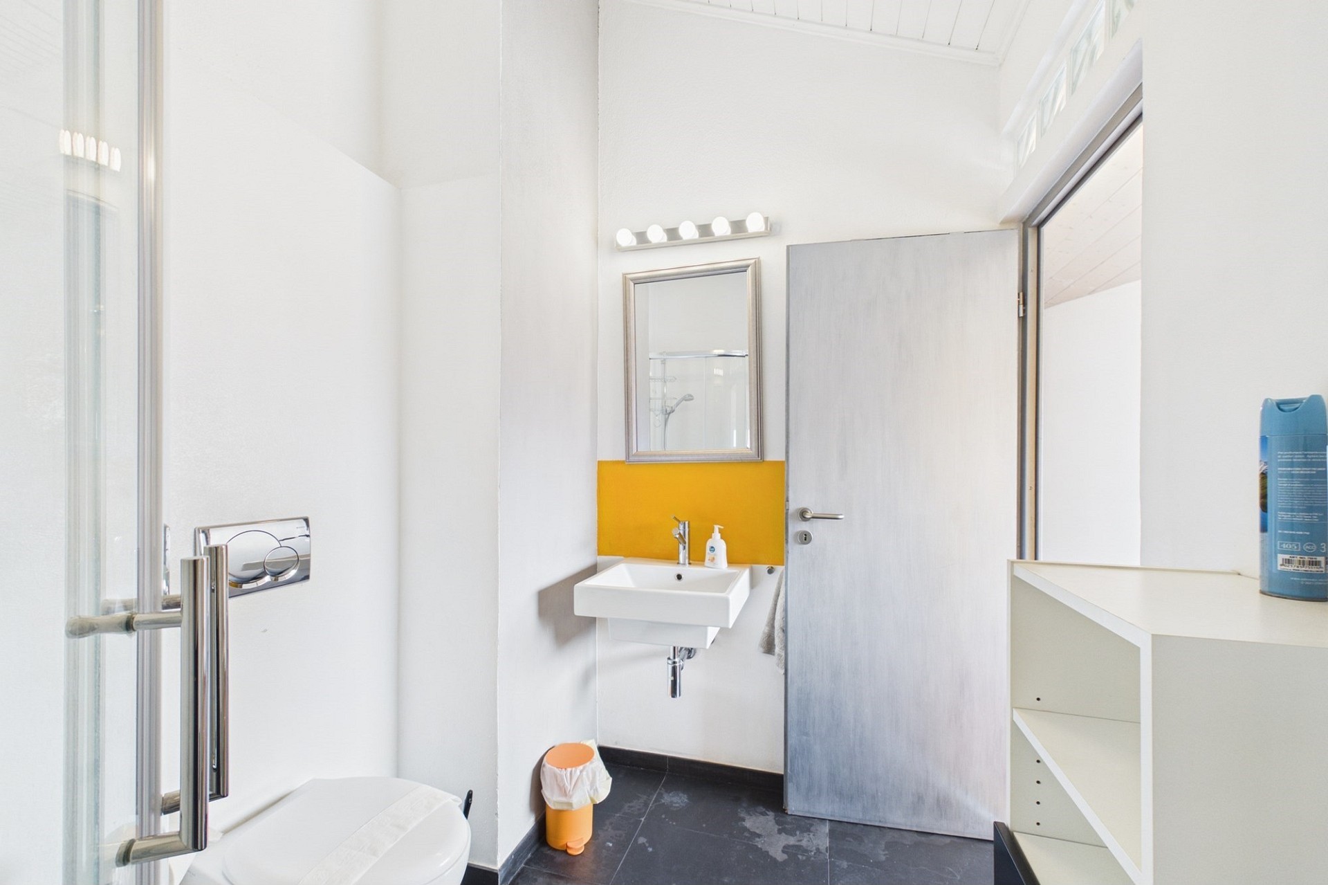 Helles kleines Bad mit Dusche und Waschbecken