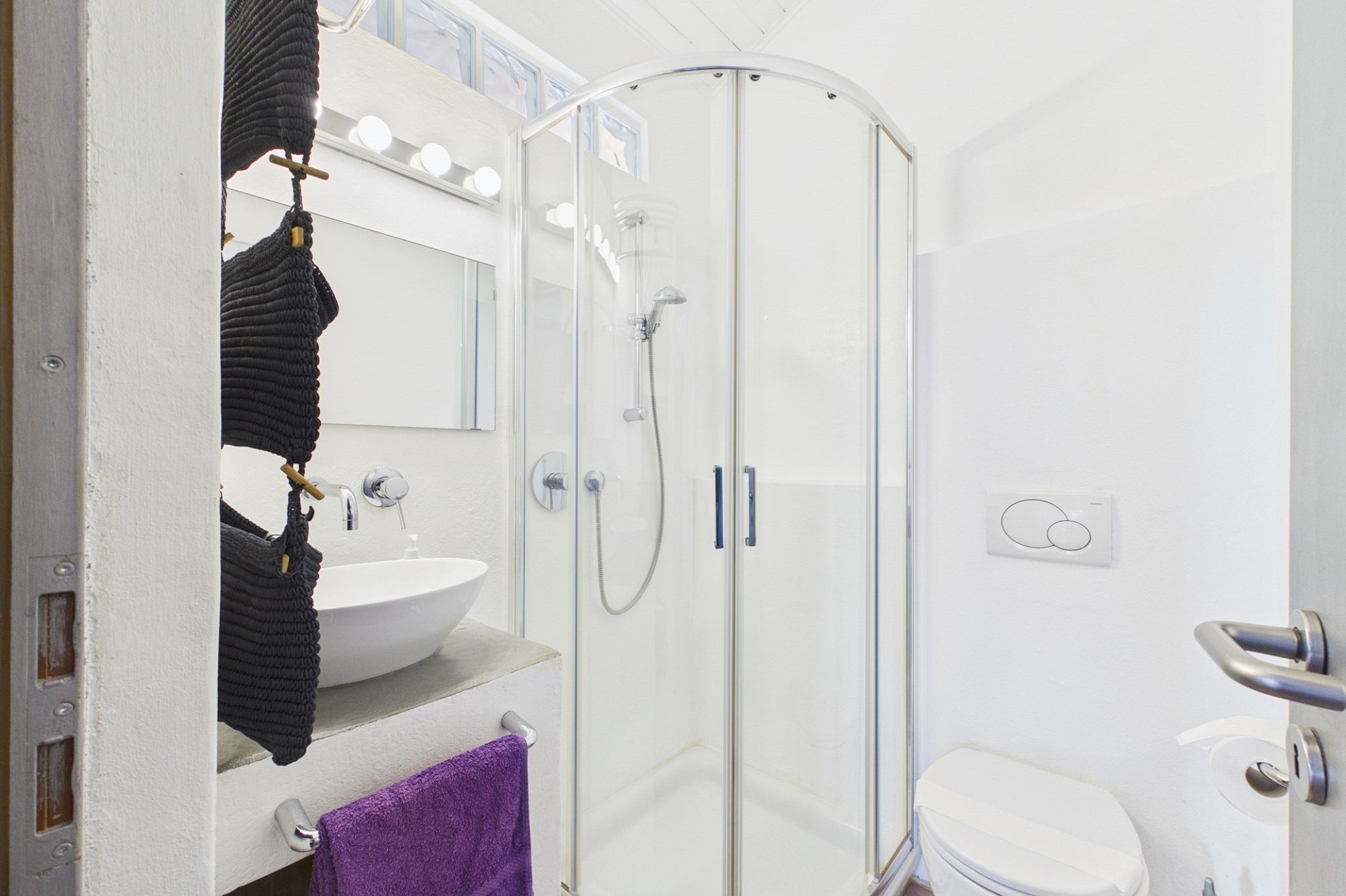 Kleines helles Badezimmer mit Dusche