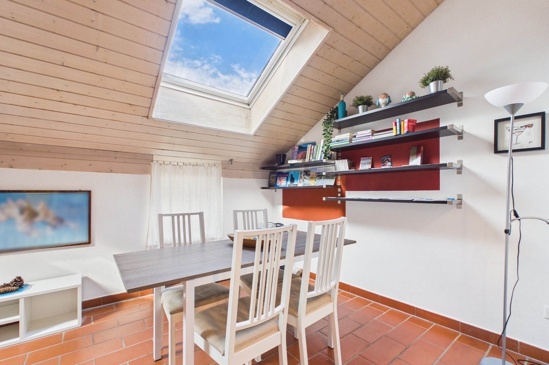 Heller Essbereich unter Dachschräge mit Dachfenster
