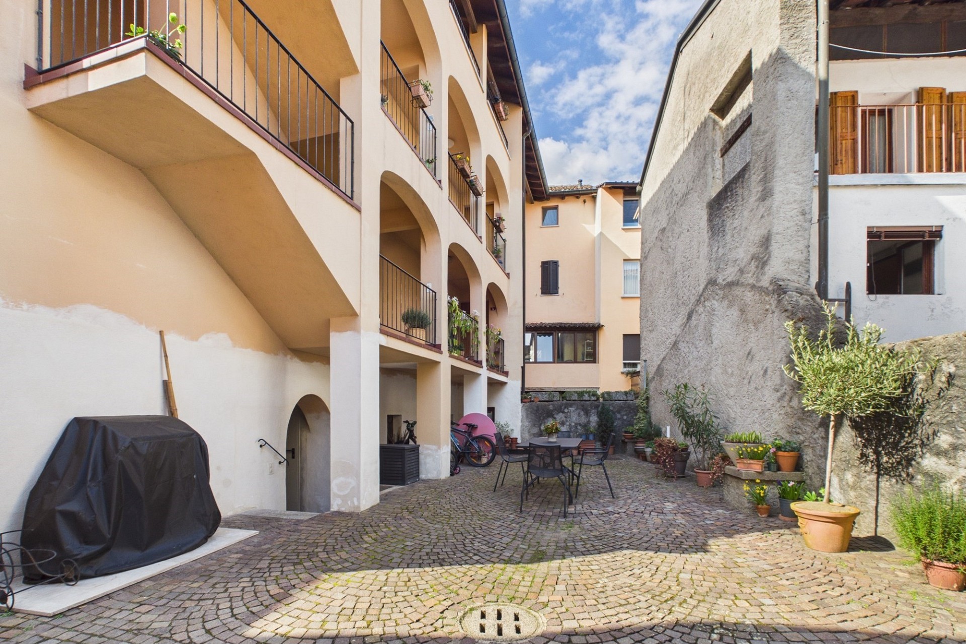Innenhof eines Wohngebäudekomplexes mit Balkonen