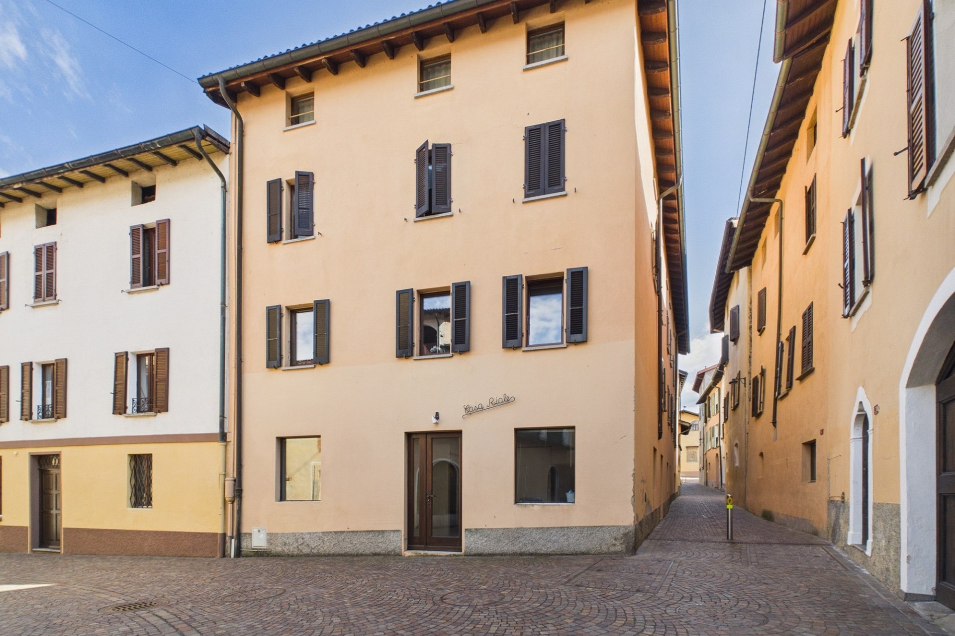 Historische Häuserzeile an einer engen Gasse
