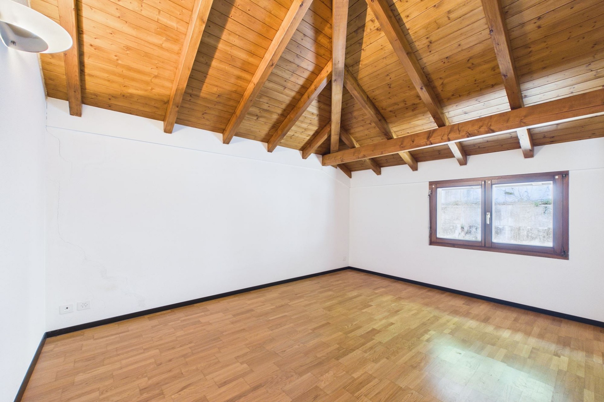 Stilvolle 41⁄2-Zimmer-Maisonette mit Panoramablick – Vernate