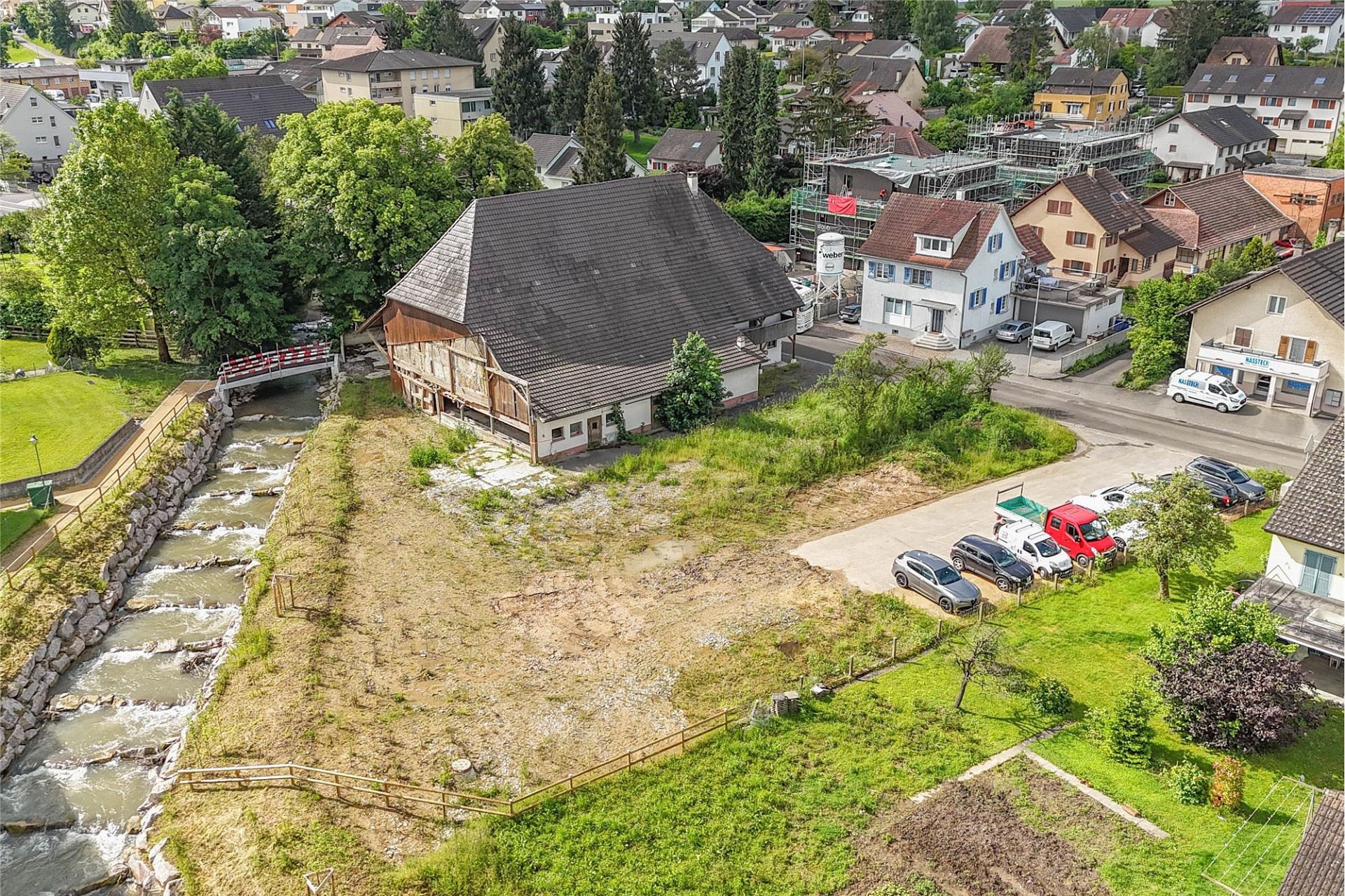 Luftaufnahme eines Grundstücks am Wasser in Wohnumgebung