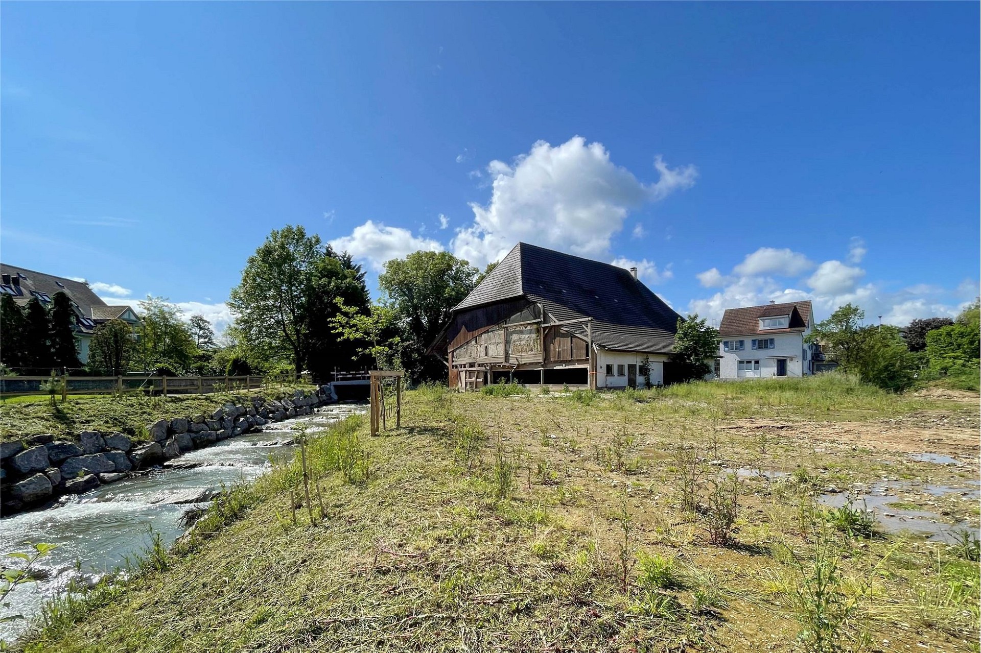 Haus an Bachlauf mit weitem Grundstück