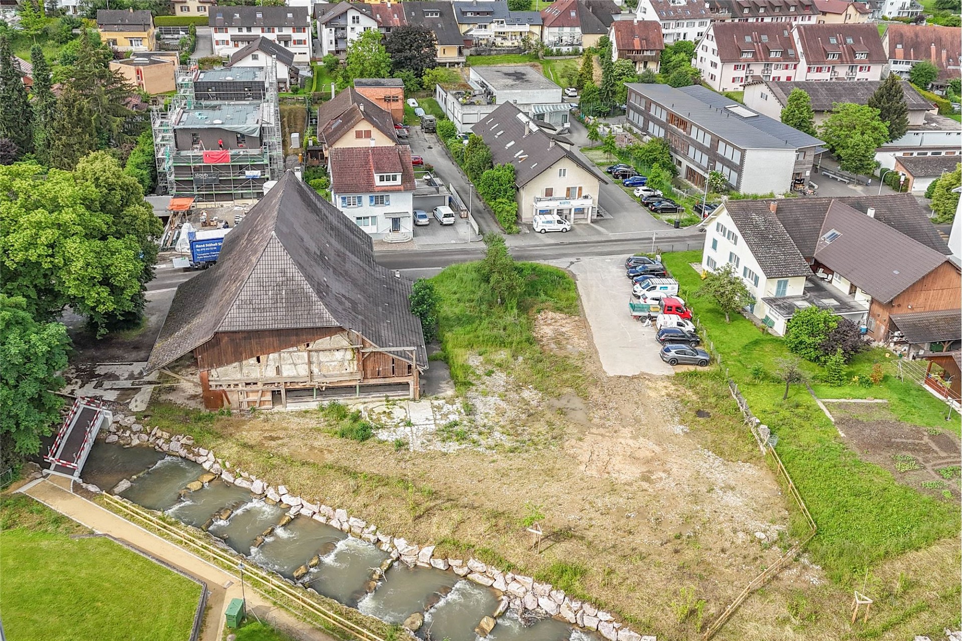 Luftaufnahme eines Grundstücks am Flussufer