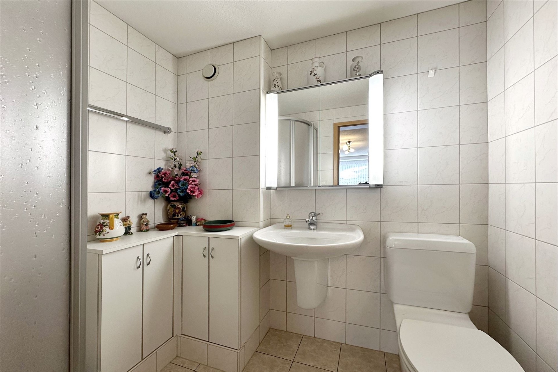 Kleines Badezimmer mit WC und Waschtisch