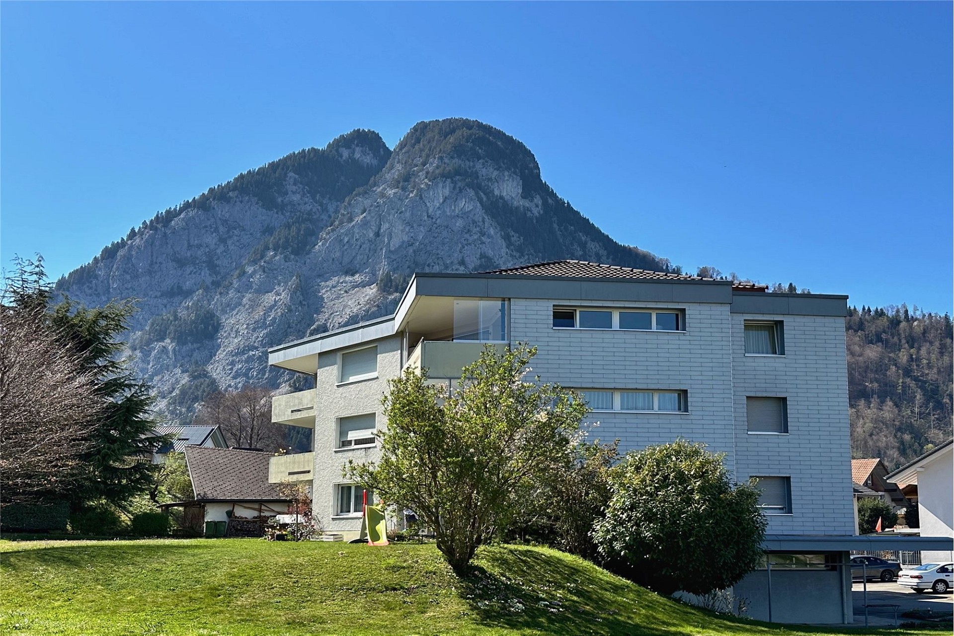 Modernes Wohnhaus mit Bergblick