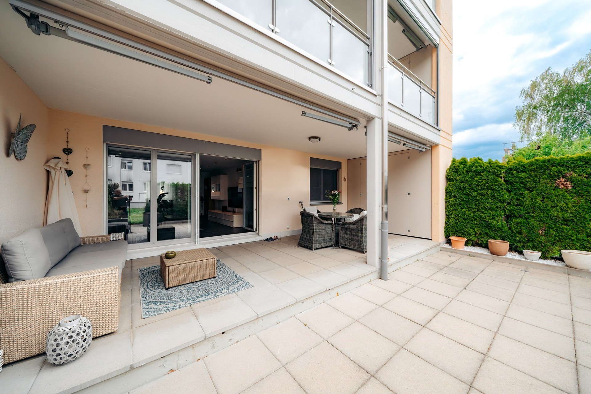 Überdachte Terrasse mit Sitzbereich