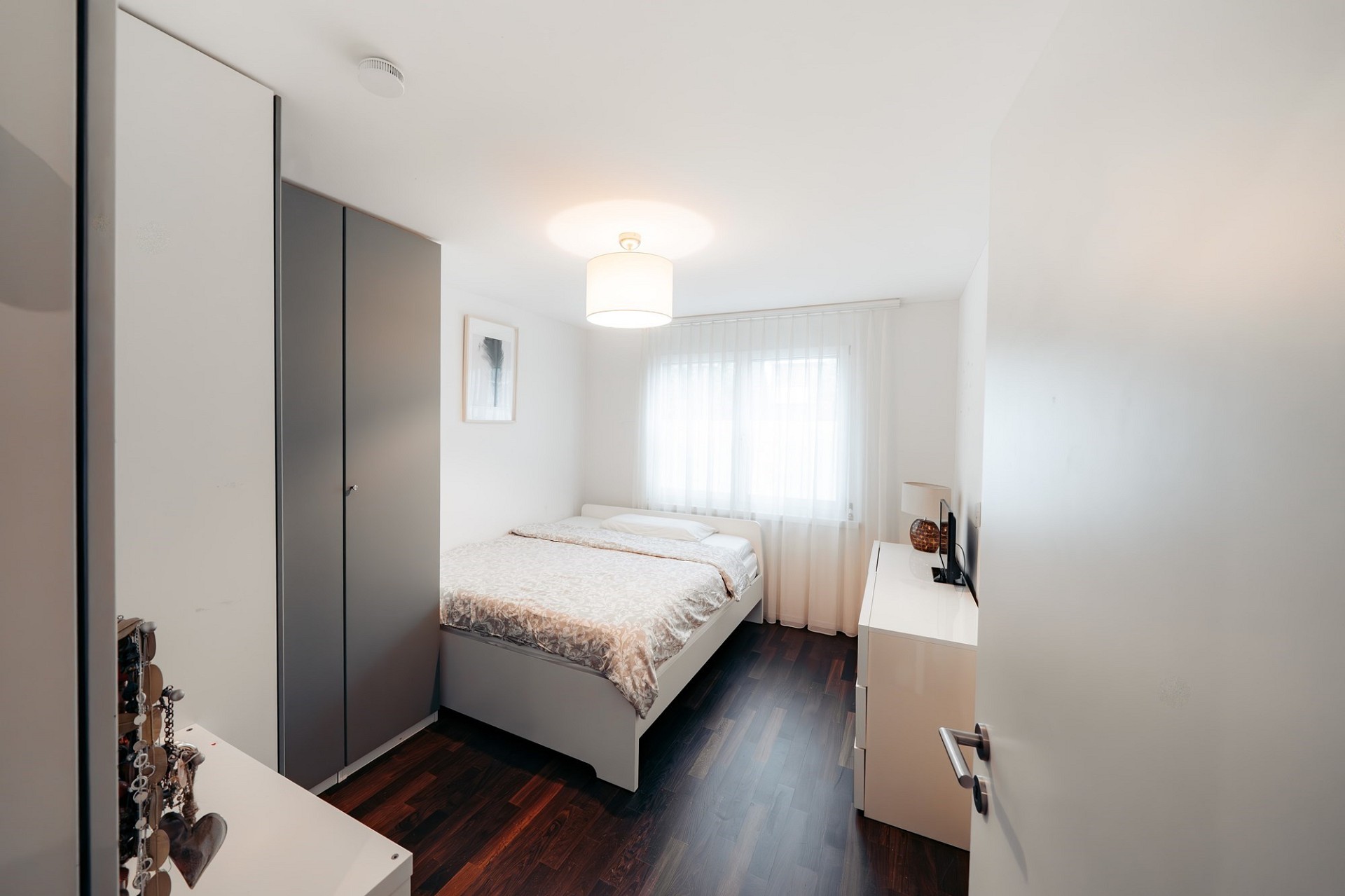 Schlafzimmer mit hellem, schlichtem Interieur