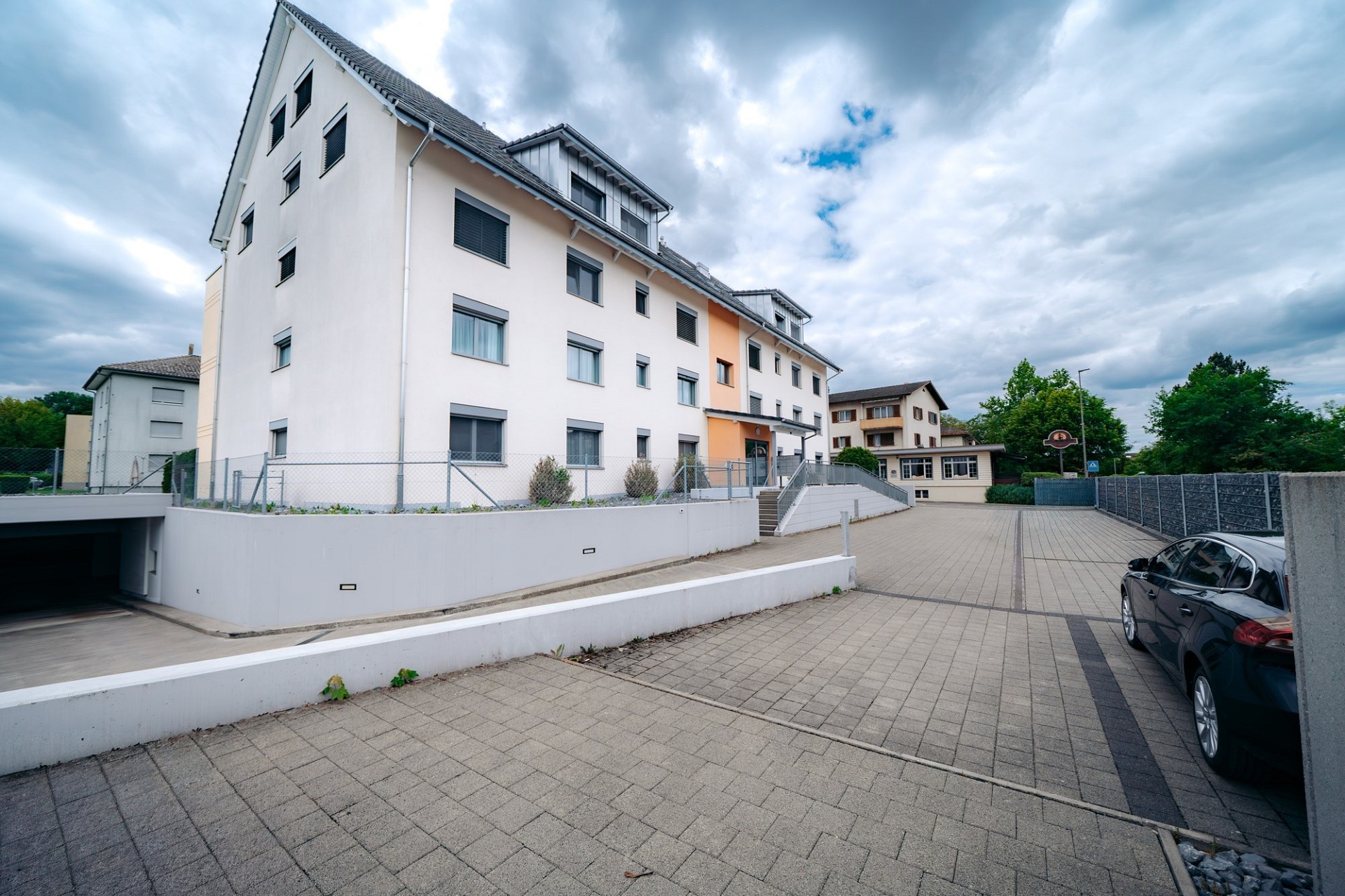 Mehrfamilienhaus mit Zufahrt und Stellplatz