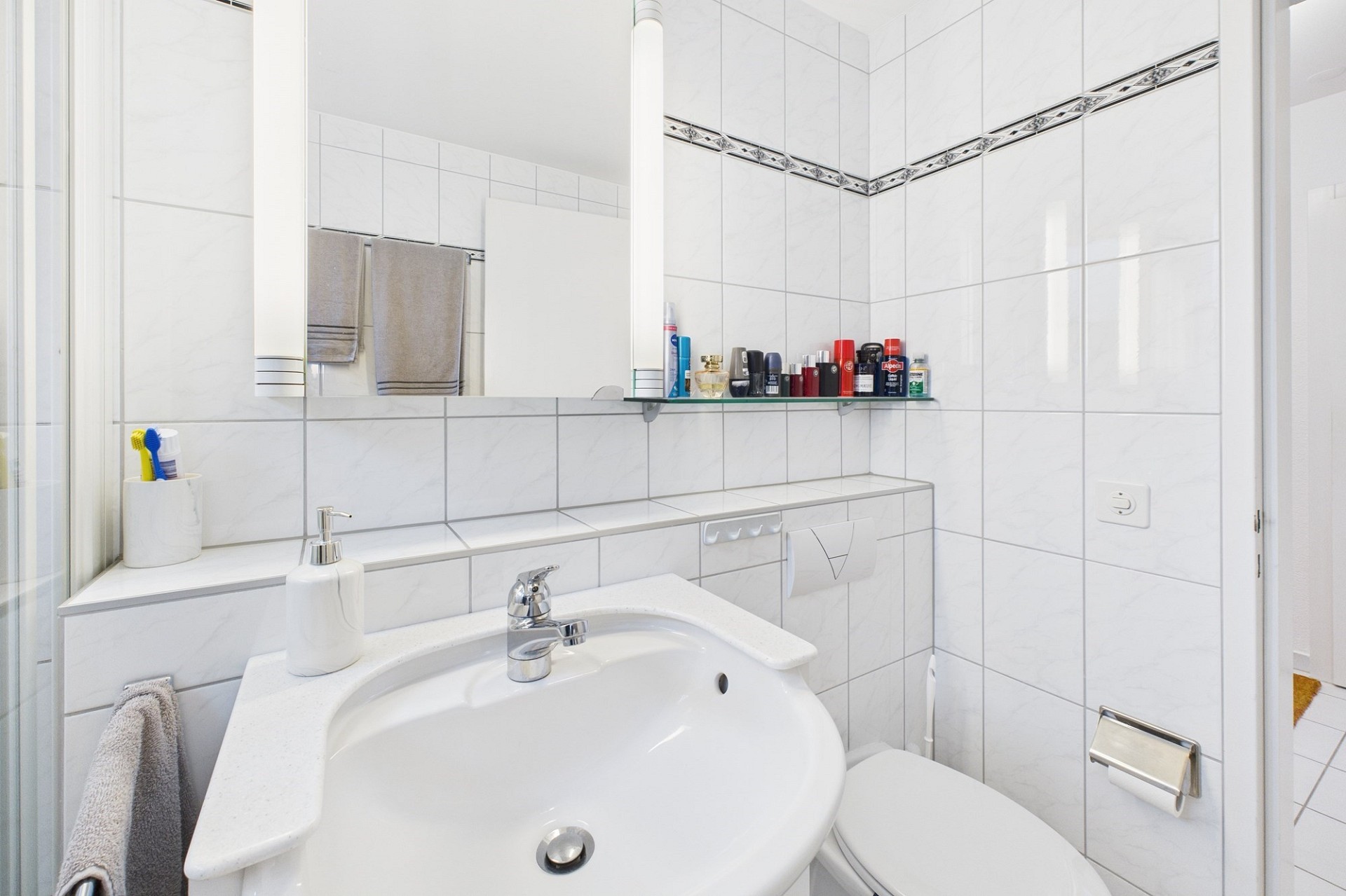 Kompaktes Badezimmer mit Waschbecken und WC