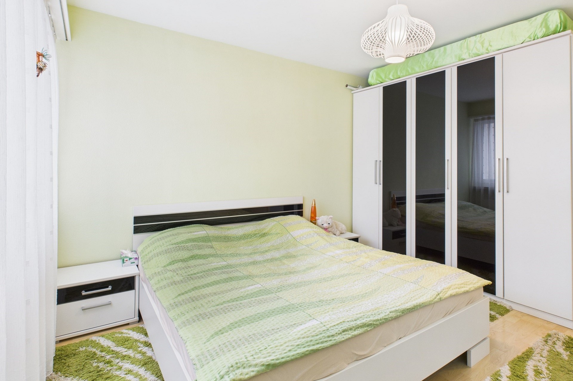 Helles Schlafzimmer mit Kleiderschrank
