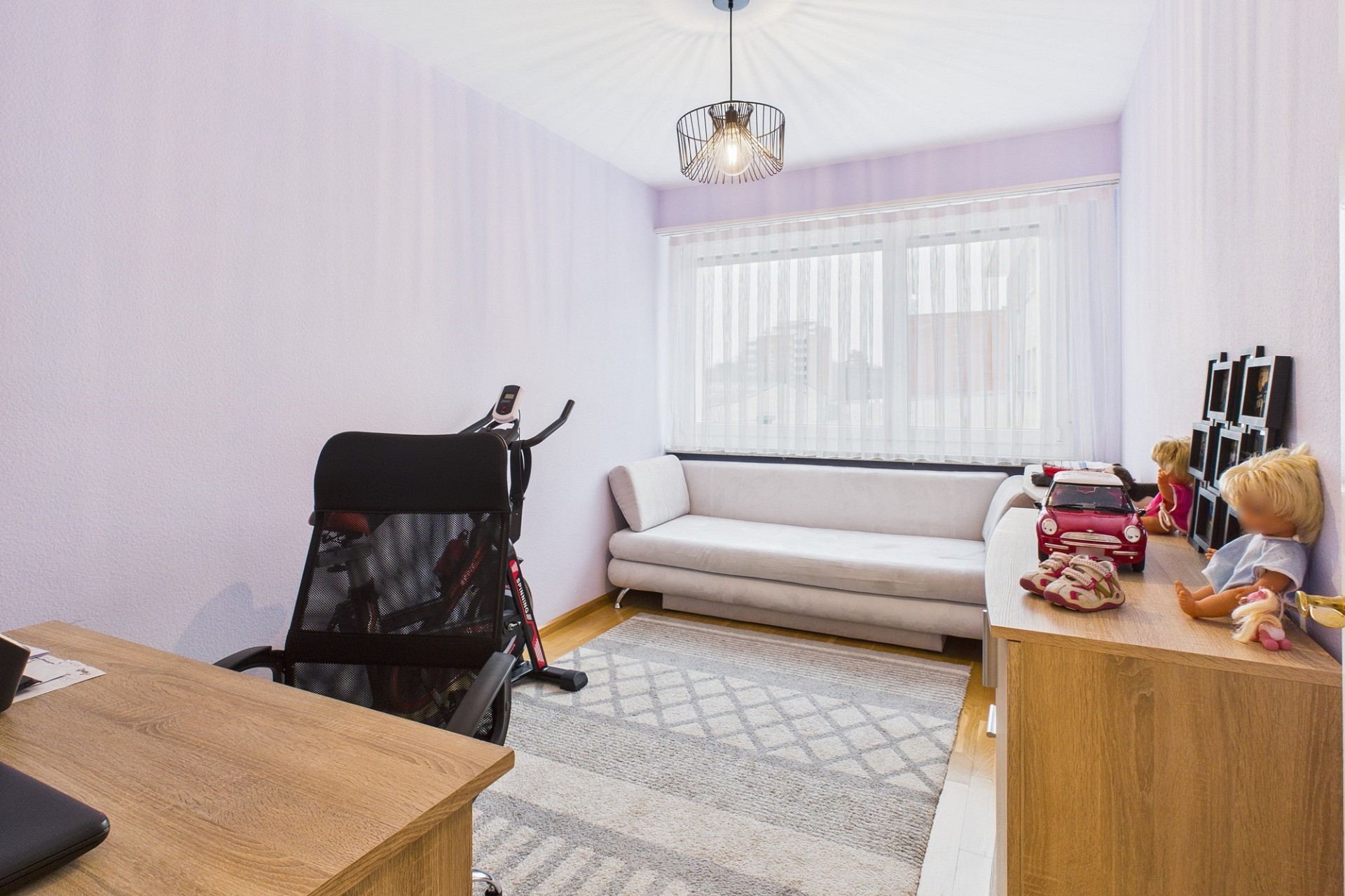 Helles kleines Kinder-/Arbeitszimmer