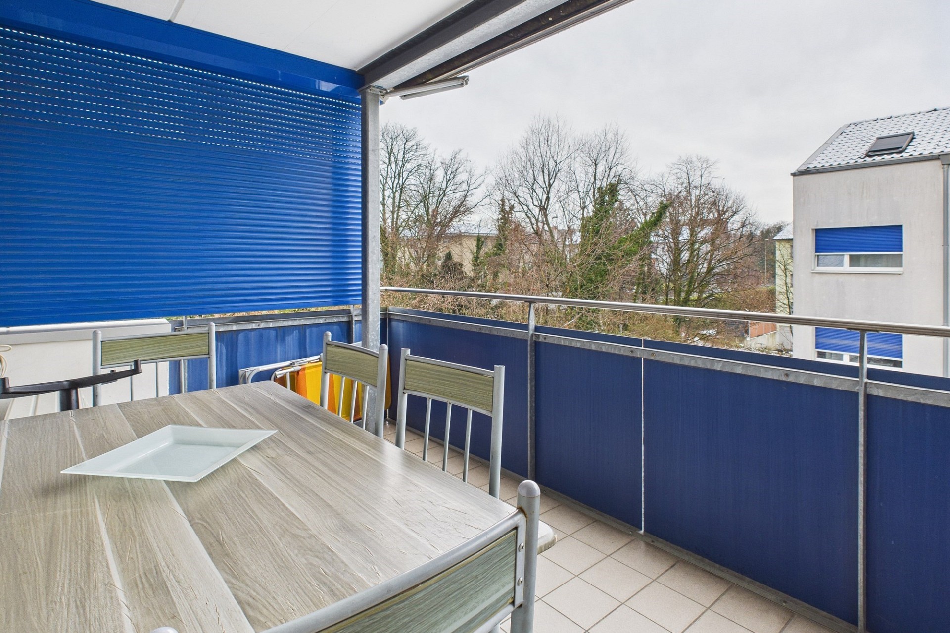 Überdachter Balkon mit Blick ins Grüne