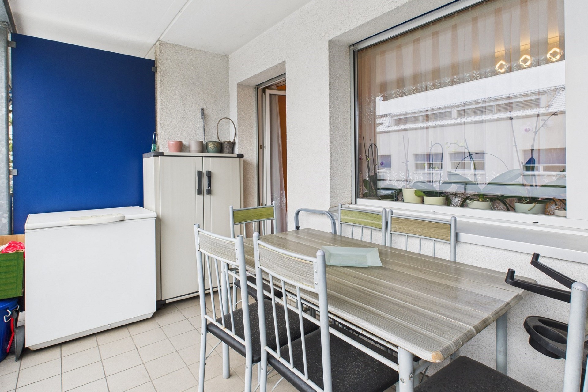 Überdachte Balkon- bzw. Loggiafläche mit Sitzplatz und Stauraum