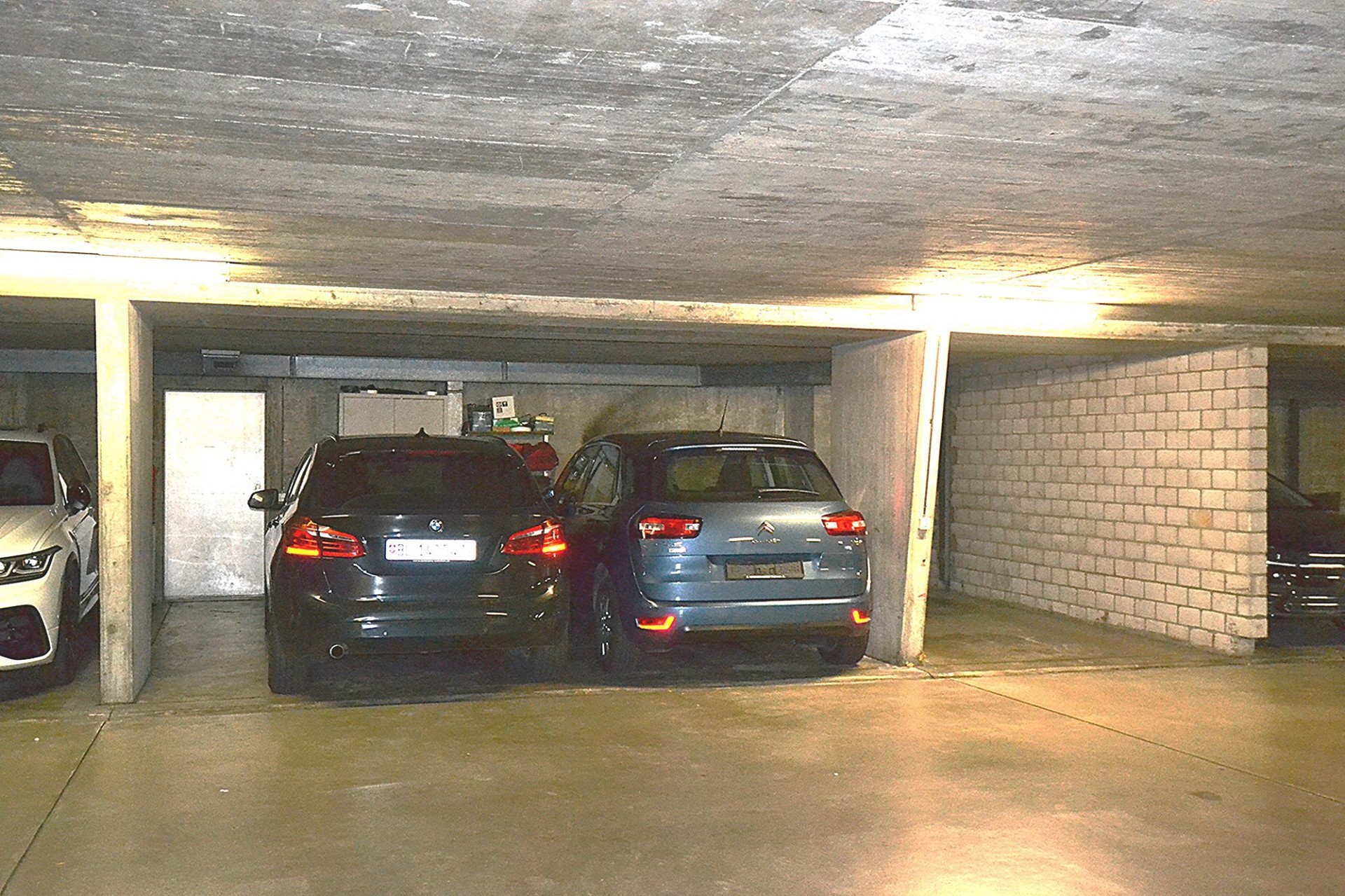 Tiefgarage mit mehreren Stellplätzen