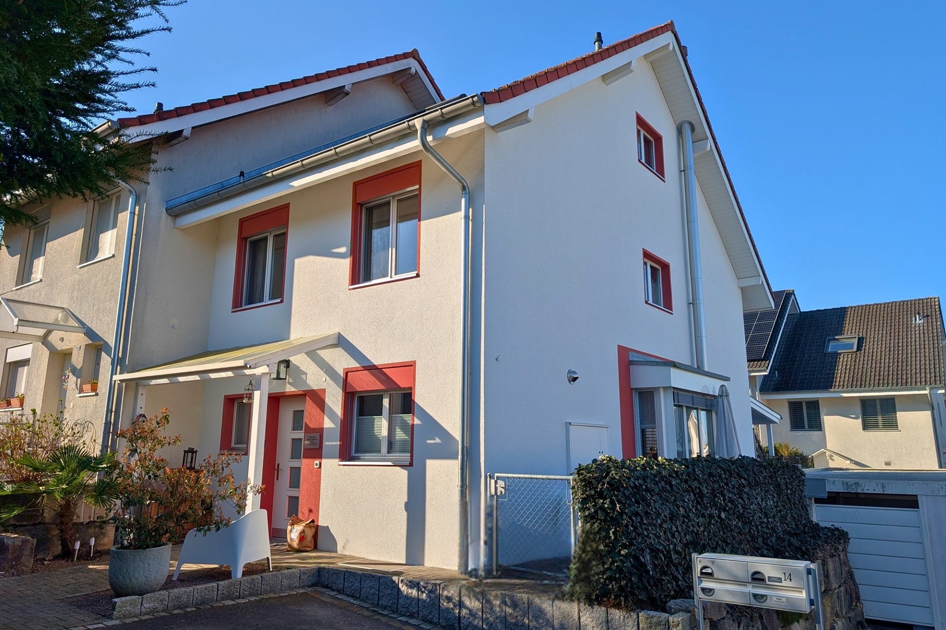 Außenansicht eines modernen Einfamilienhauses