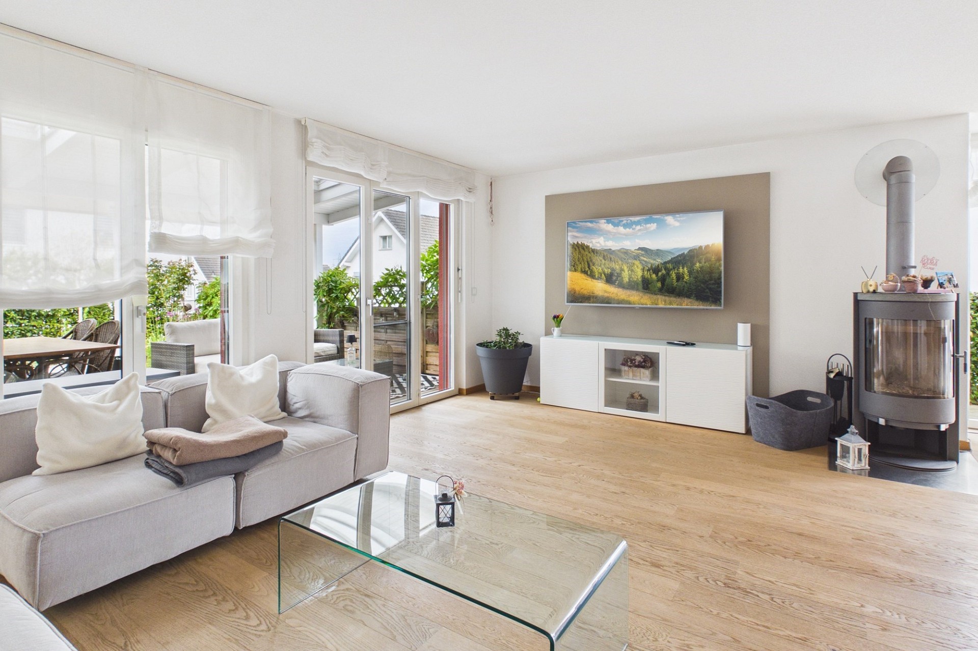 Heller Wohnraum mit Kamin und Terrasse