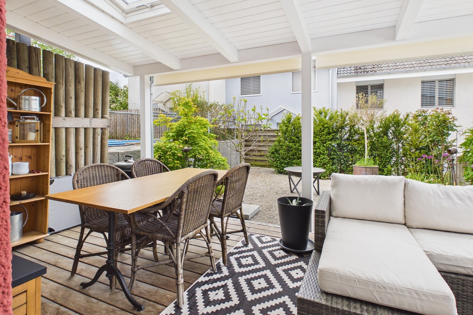 Überdachte Terrasse mit Ess- und Sitzbereich
