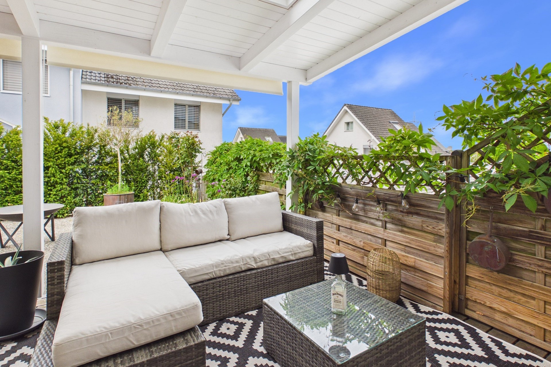 Überdachte Terrasse mit Lounge-Möbeln