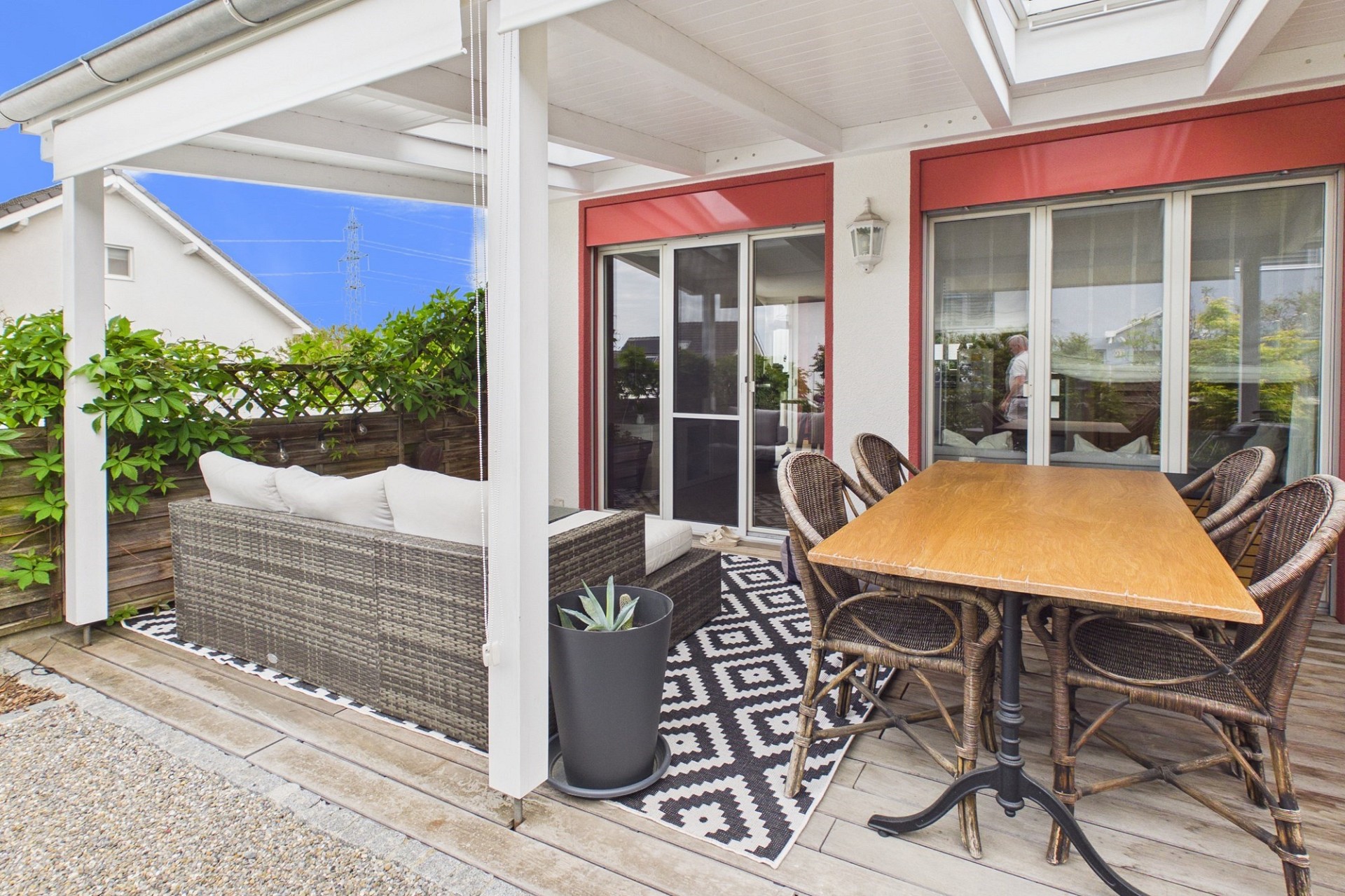 Überdachte Terrasse mit Ess- und Lounge-Bereich