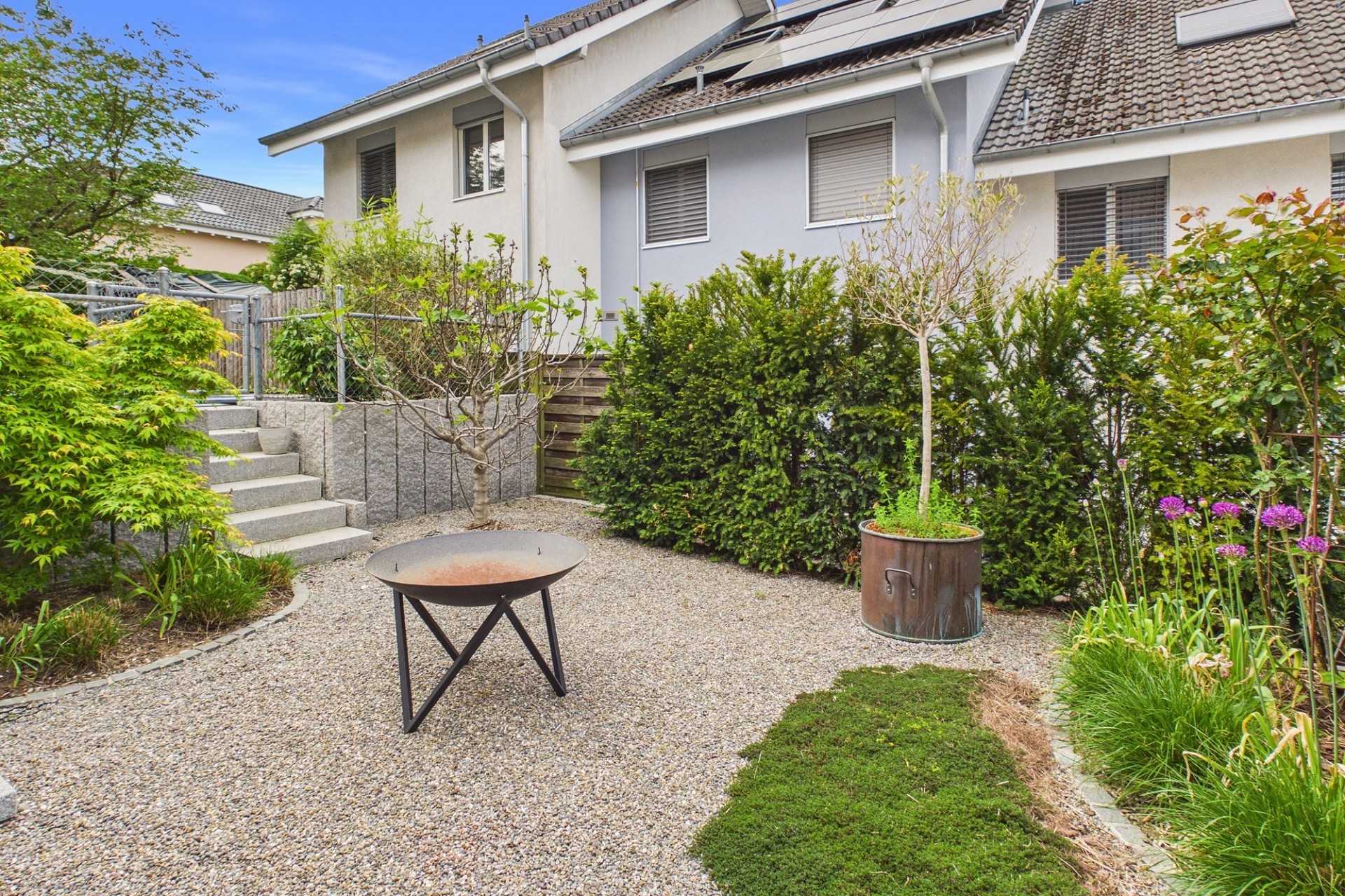 Garten mit Reihenhaus und Feuerstelle
