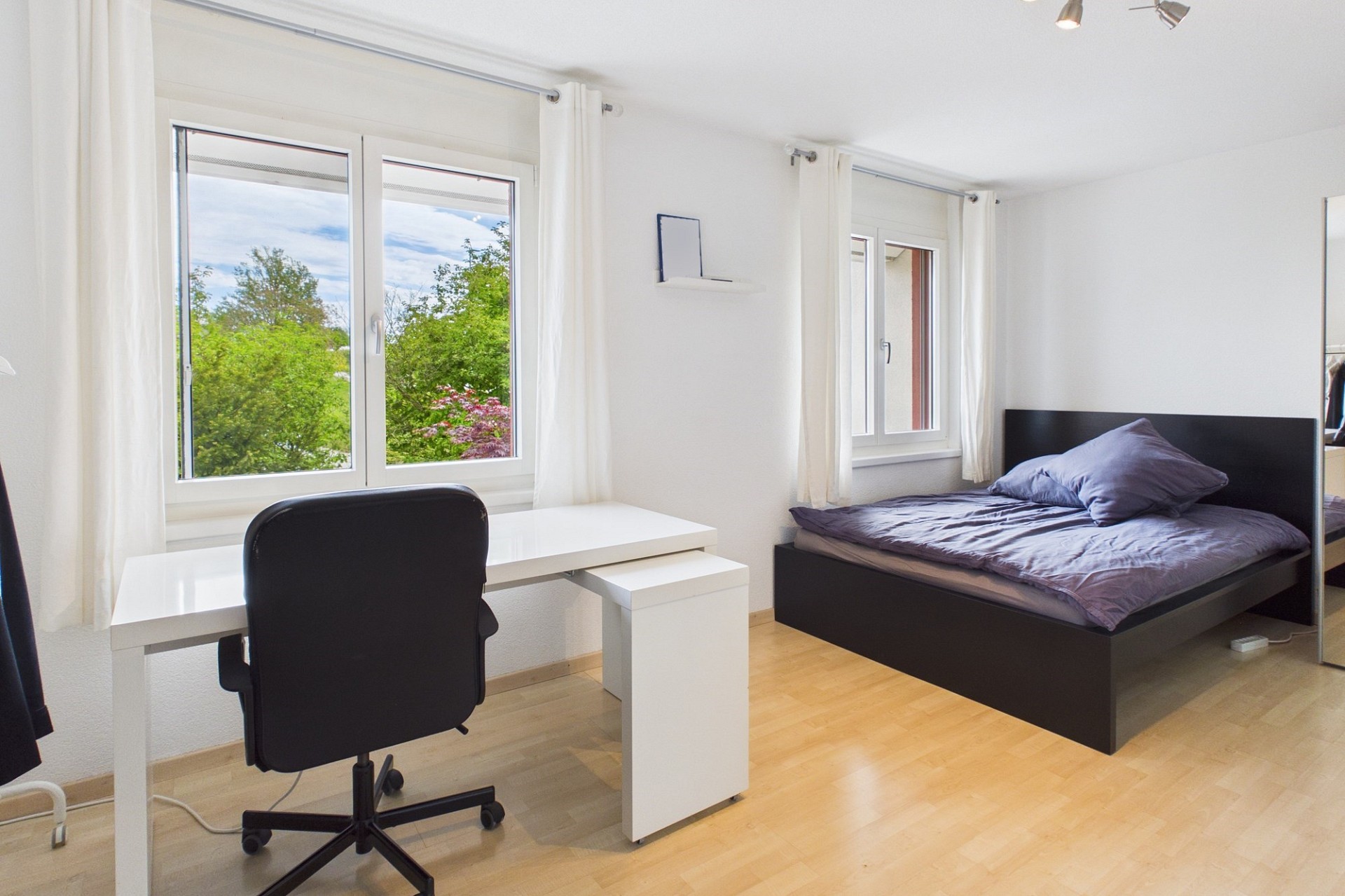 Helles Schlafzimmer mit Arbeitsbereich