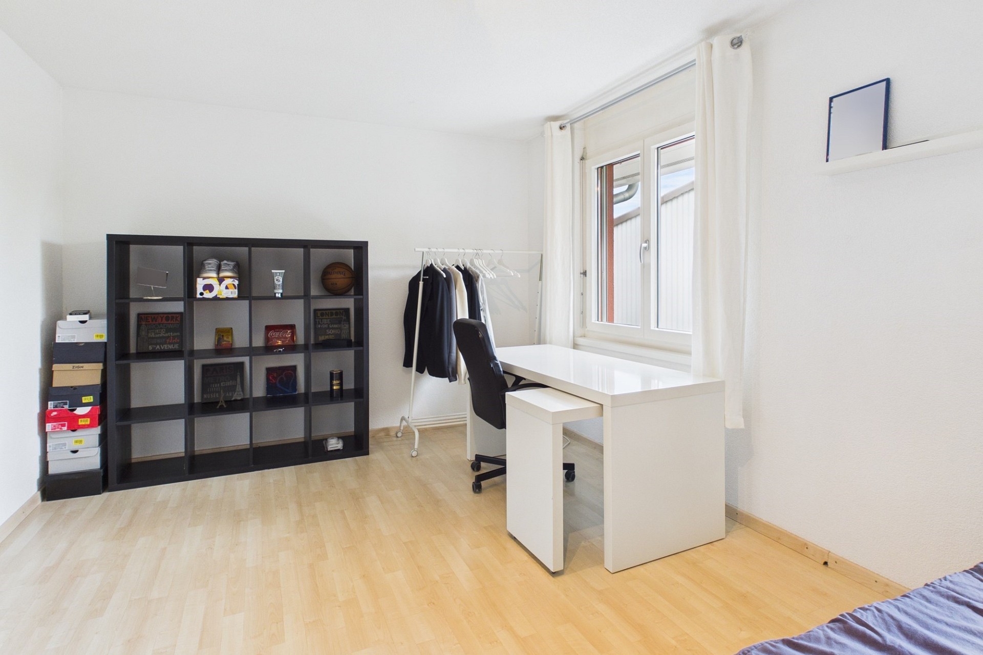 Helles Schlafzimmer bzw. Arbeitszimmer mit Möbeln