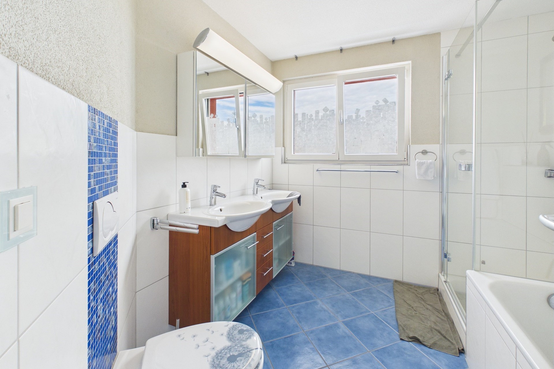 Helles modernes Badezimmer