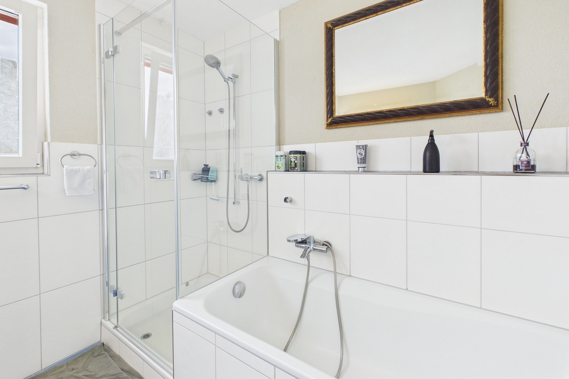 Helles Badezimmer mit Dusche und Badewanne