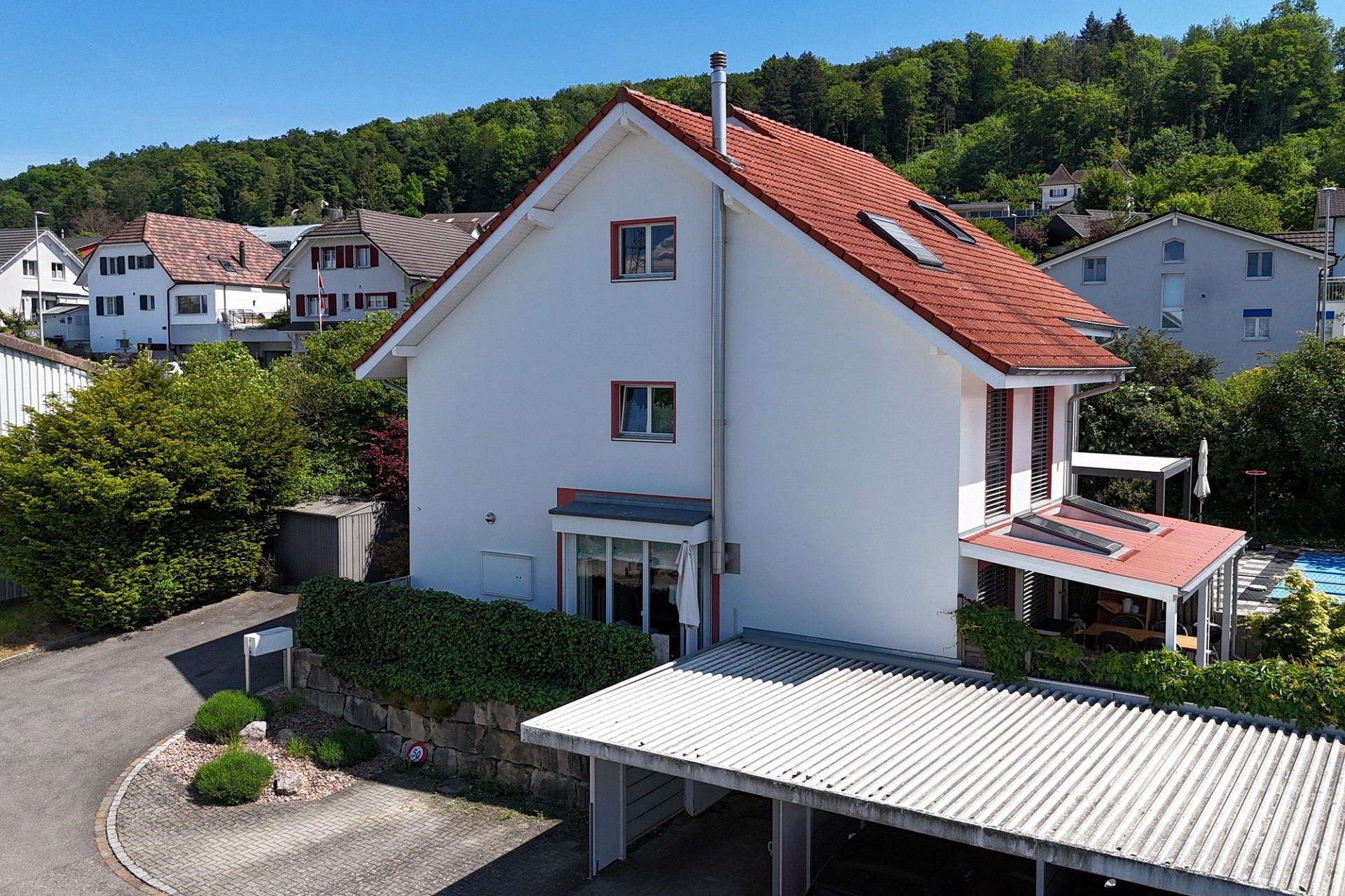 Drohnenaufnahme eines Einfamilienhauses mit rotem Satteldach