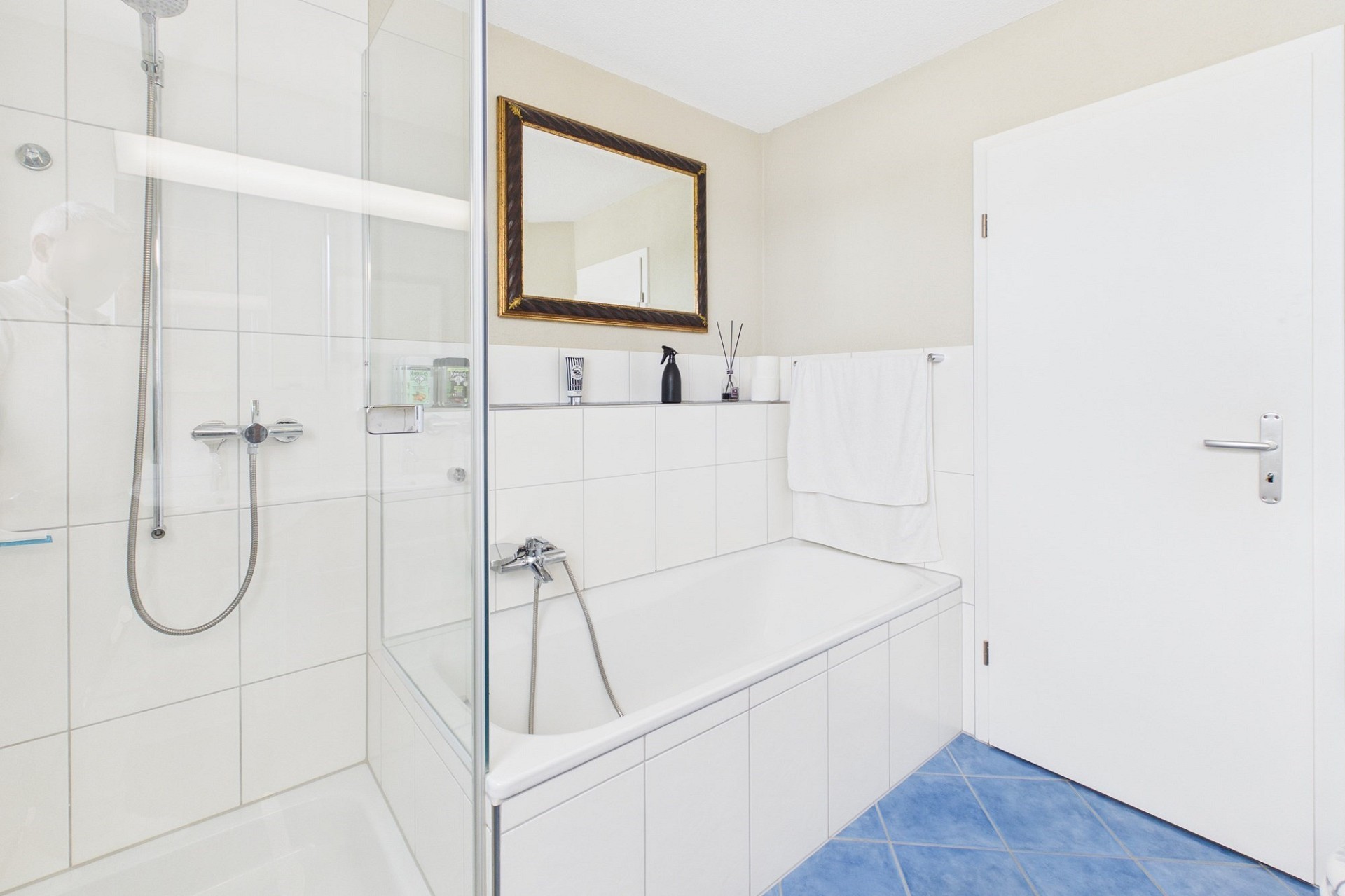 Helles Badezimmer mit Dusche und Badewanne