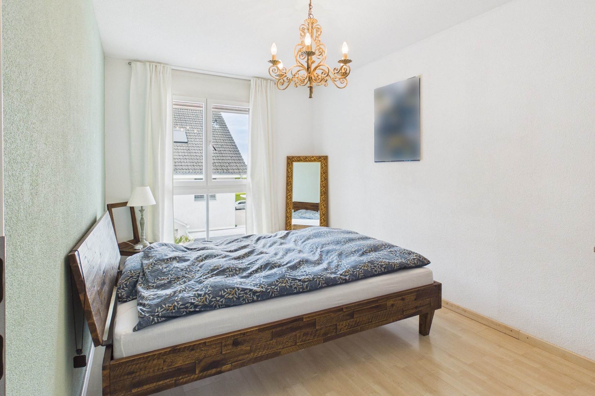 Helles Schlafzimmer mit schlichtem Mobiliar