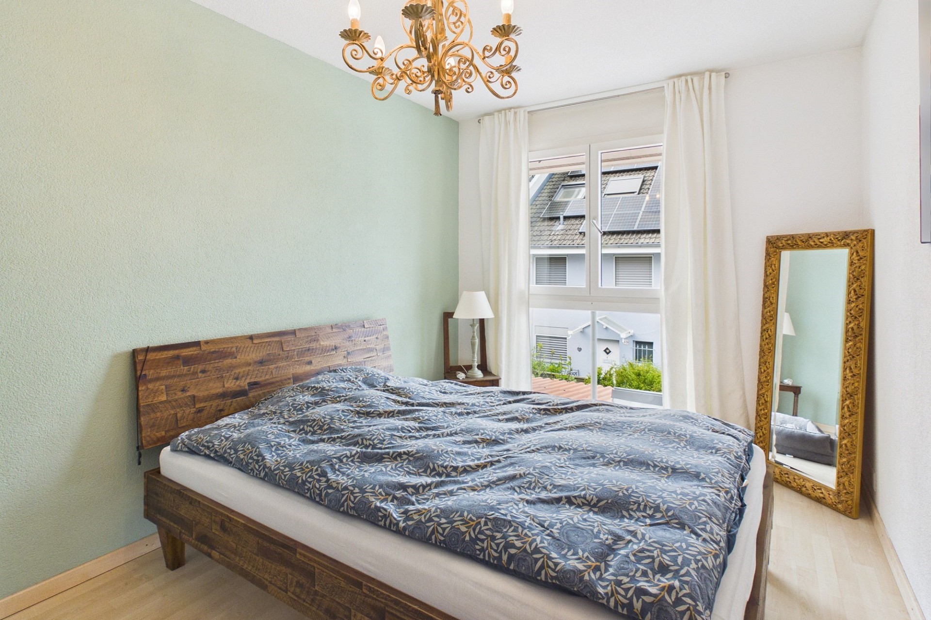 Helles Schlafzimmer mit Blick auf Nachbarhäuser