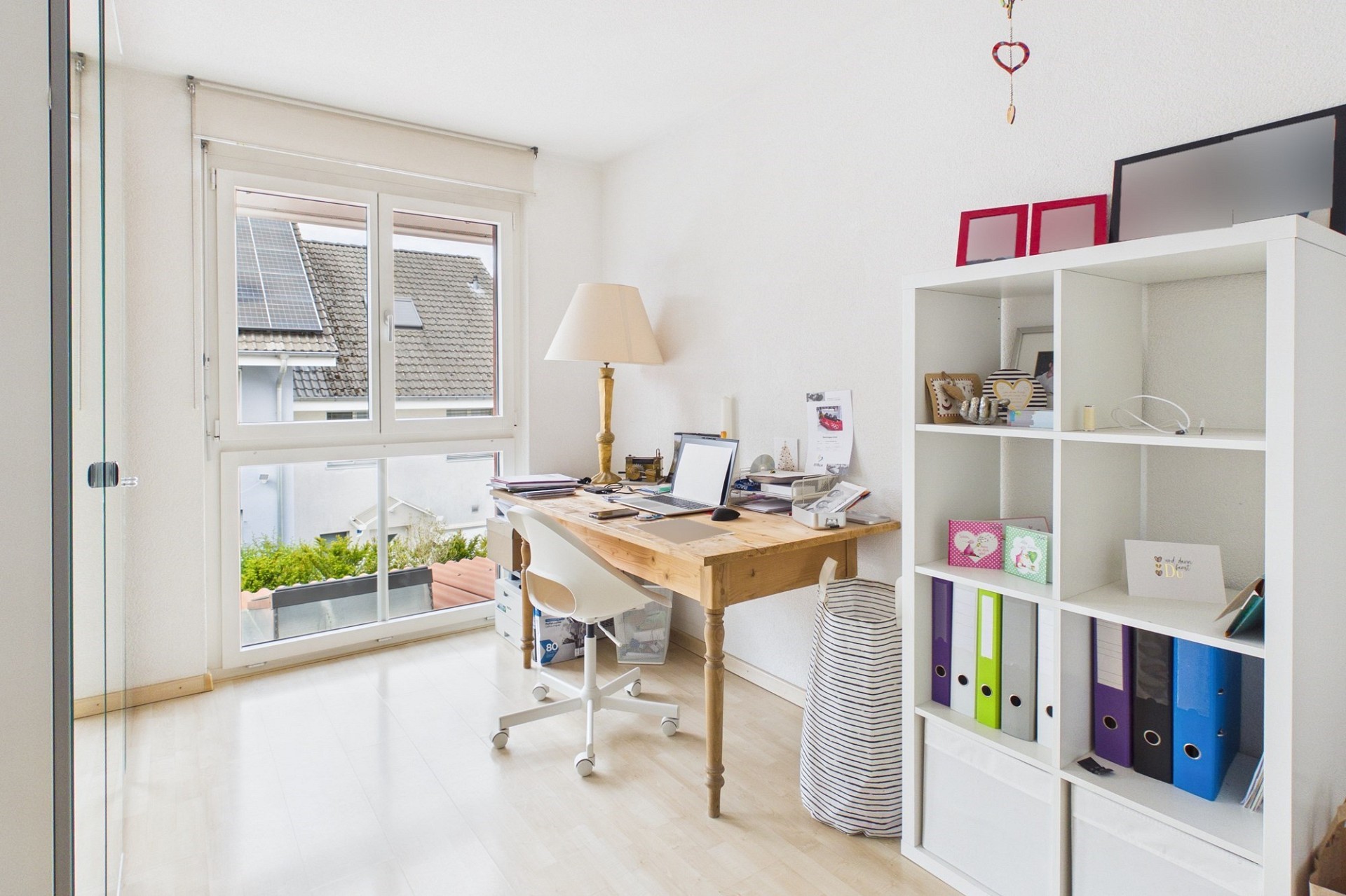 Helles Arbeitszimmer mit Fenster und Regal