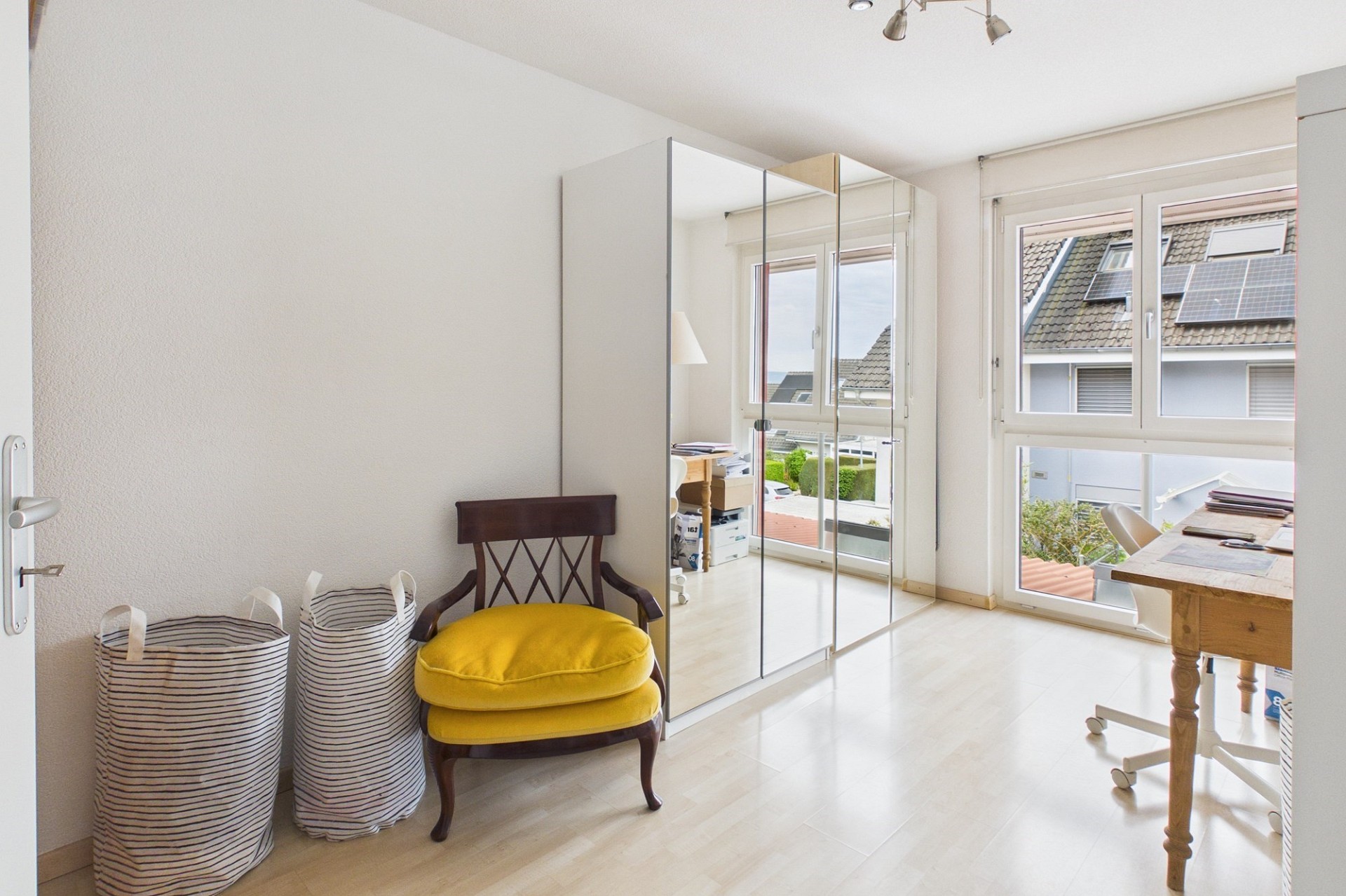 Helles Arbeitszimmer mit Balkonblick