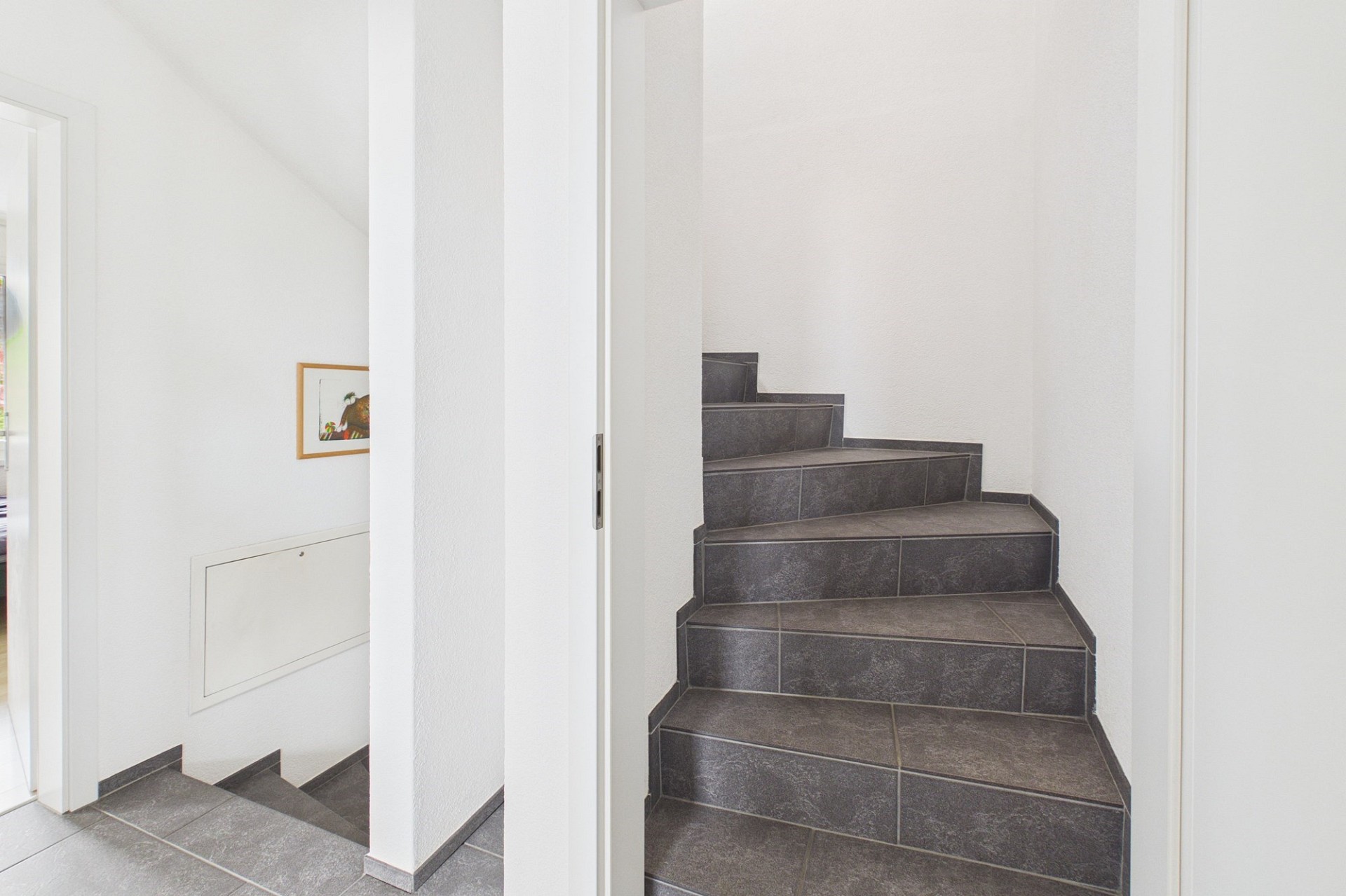 Treppenhaus mit gefliester Treppe