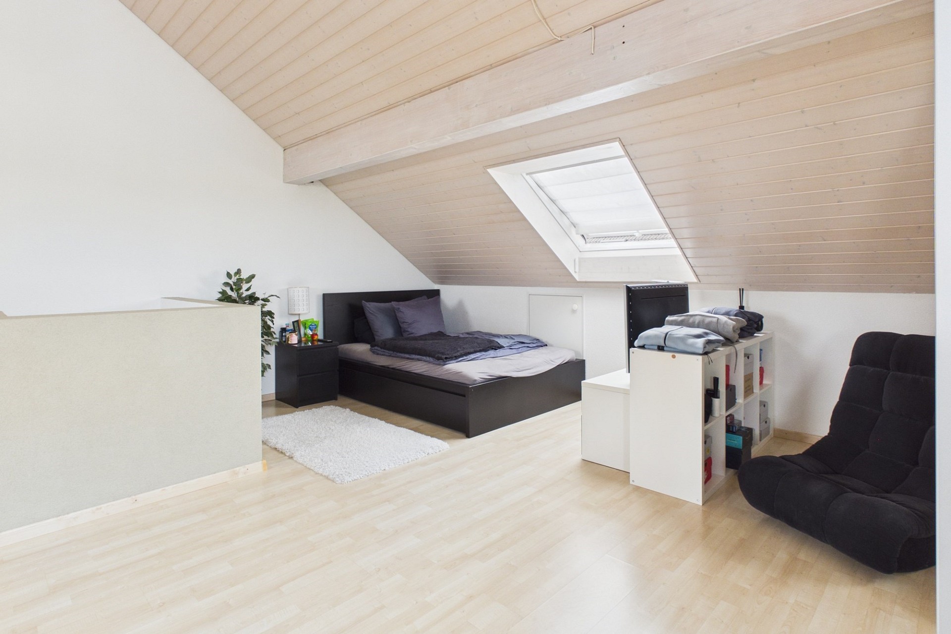 Dachgeschoss-Schlafzimmer mit Arbeits- und Sitzbereich