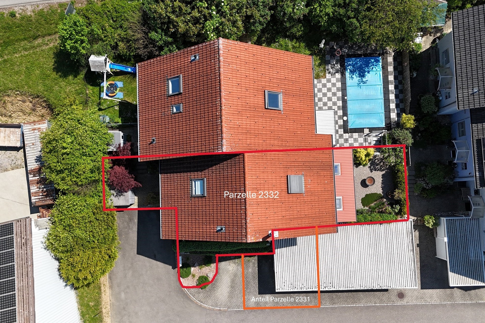 Luftaufnahme eines Wohnhauses mit Garten und Nebengebäuden