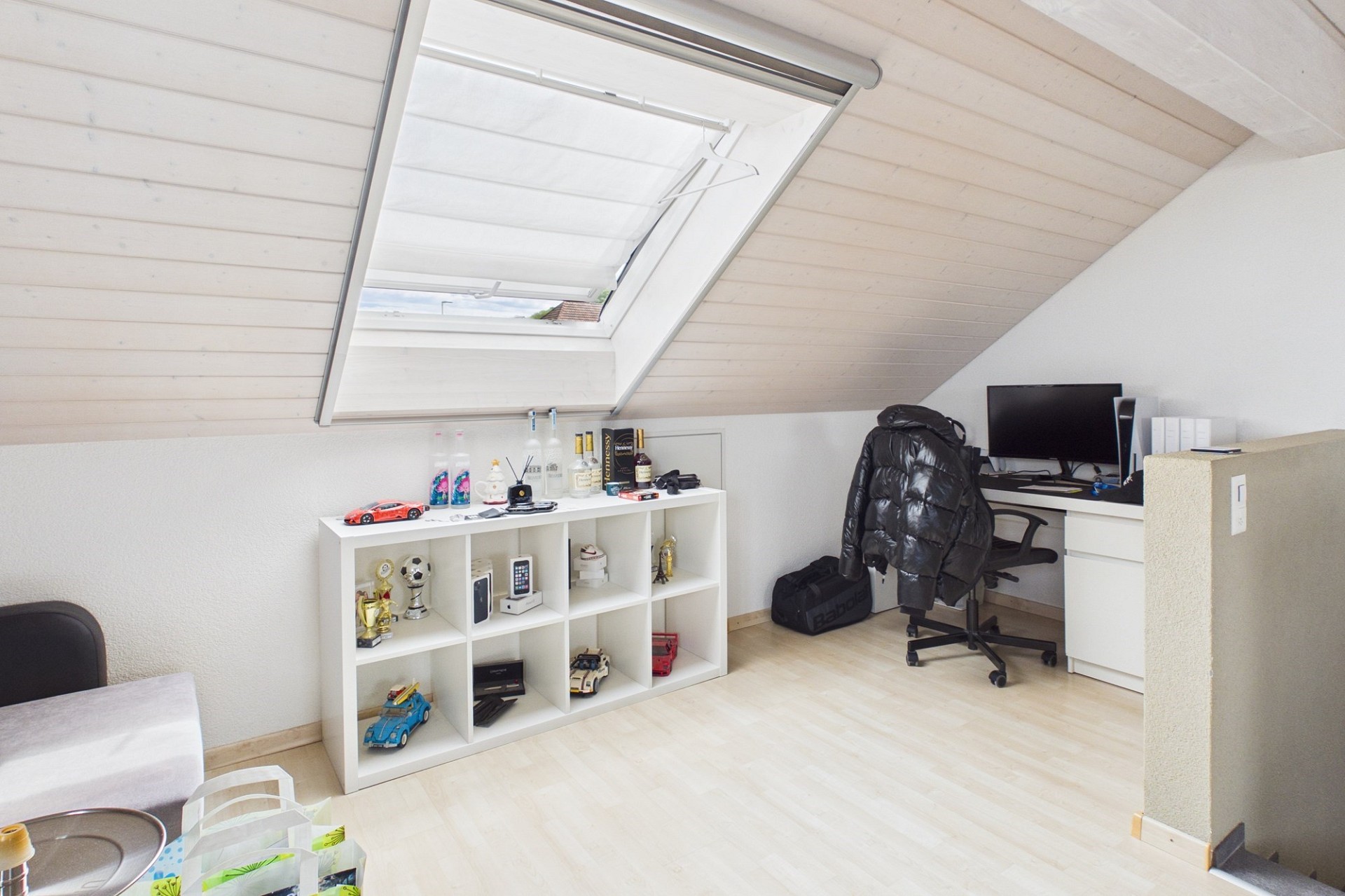 Dachzimmer mit Arbeitsplatz