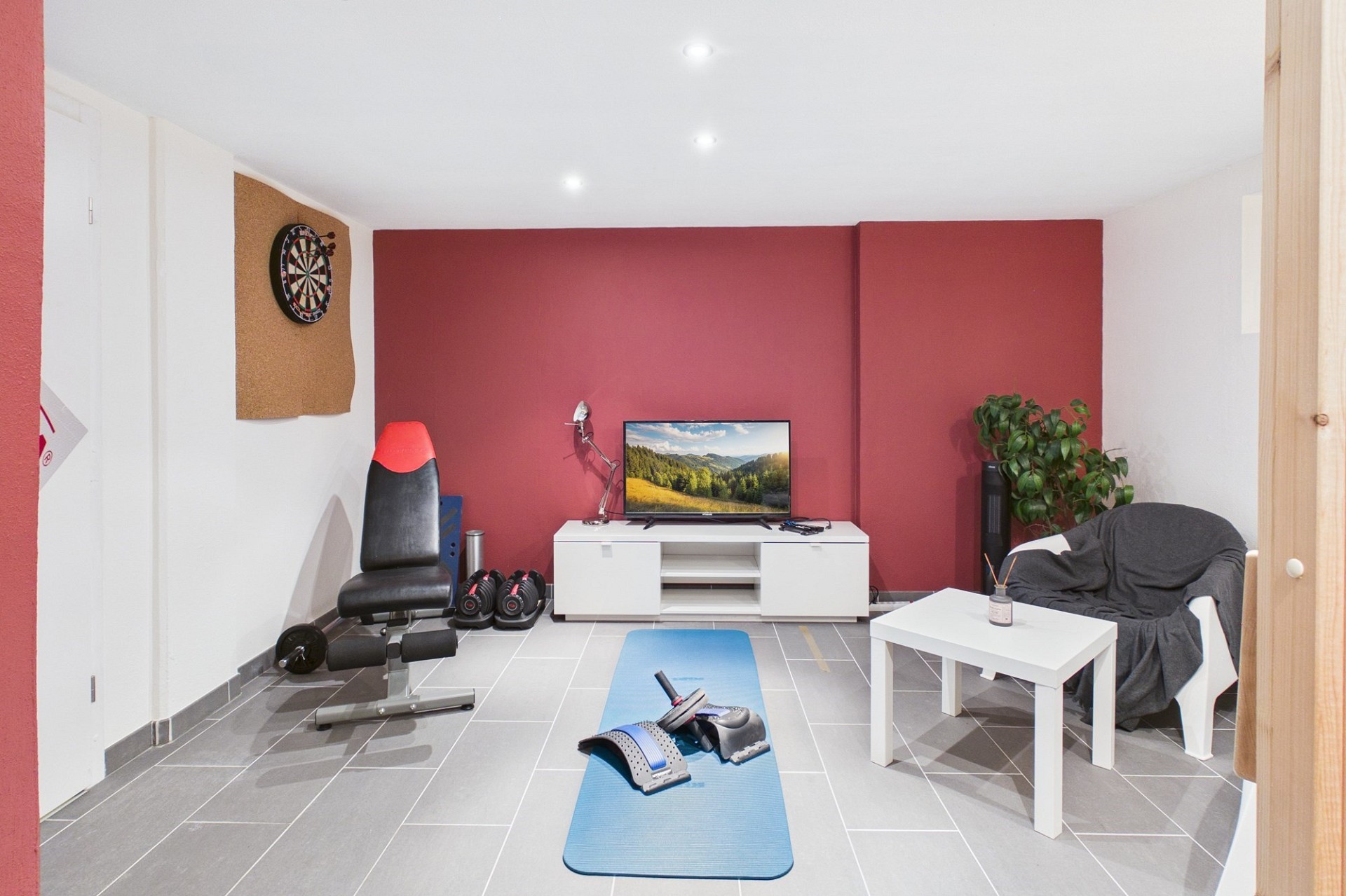 Hobbyraum mit Trainingsbereich und TV-Ecke