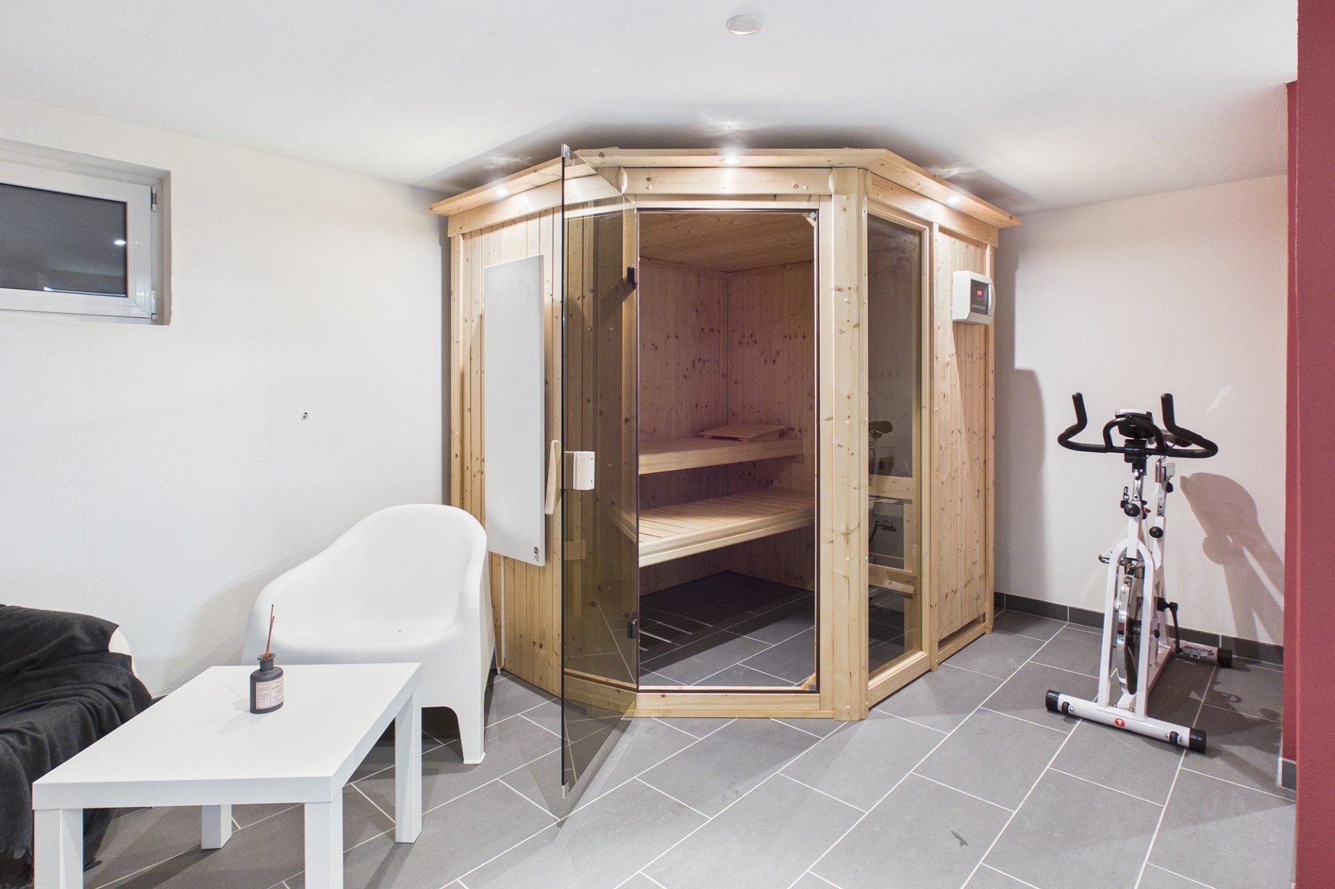 Wellnessraum mit Sauna