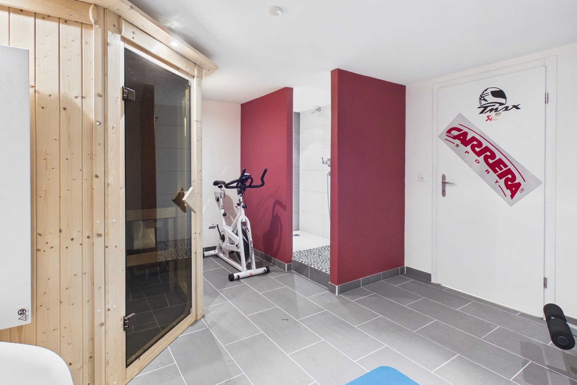 Kleiner Fitness- und Saunabereich mit Dusche