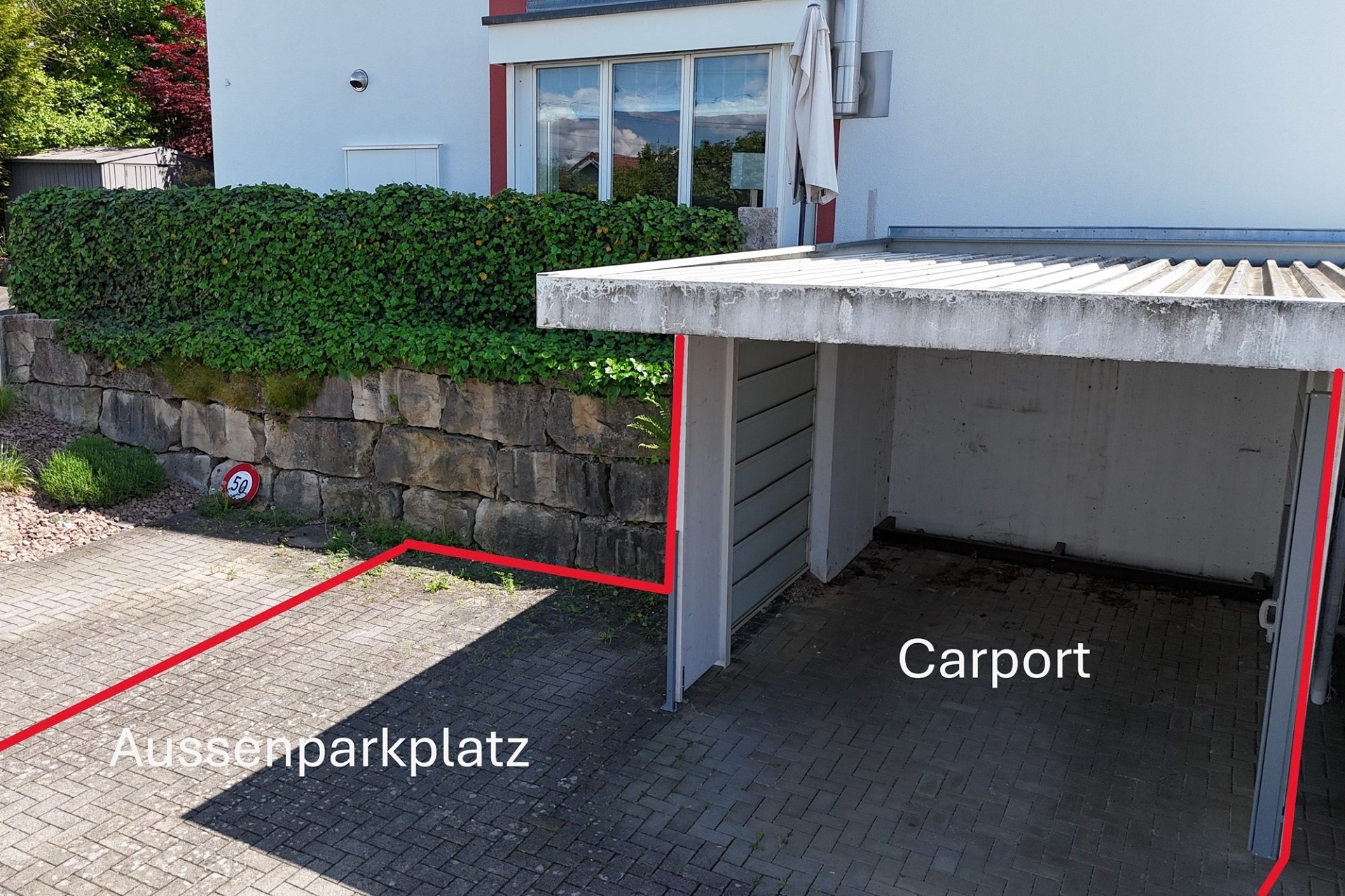 Außenparkplatz und Carport am Wohnhaus