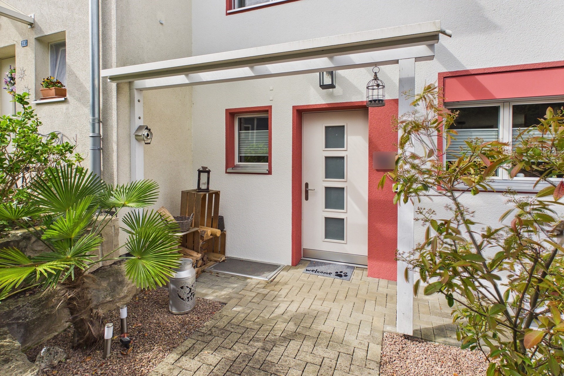 Eingangsbereich eines Wohnhauses mit Pergola